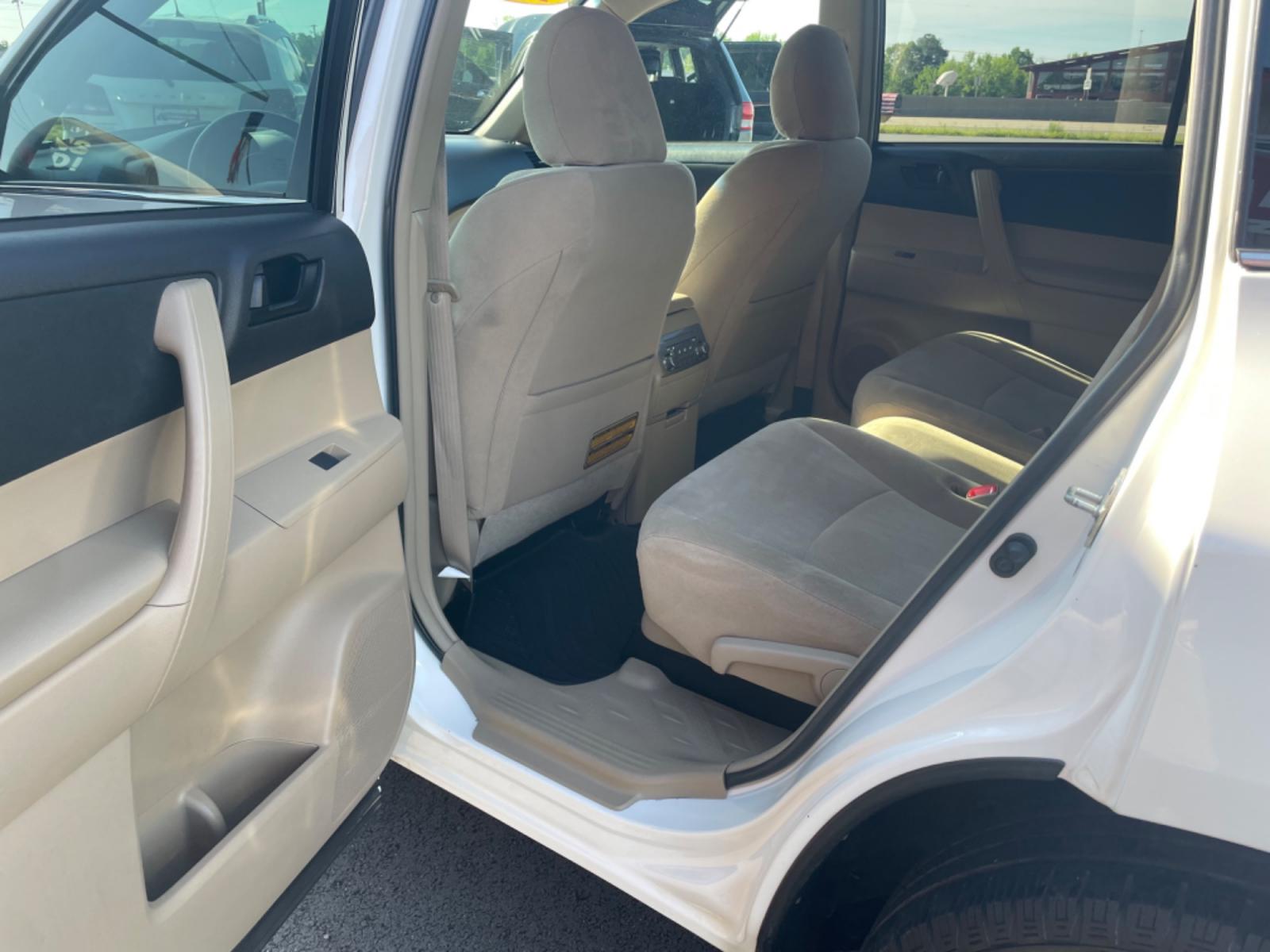 2013 White Toyota Highlander (5TDZA3EH7DS) with an 4-Cyl, 2.7 Liter engine, Automatic, 5-Spd w/Sequential Mode transmission, located at 8008 Warden Rd, Sherwood, AR, 72120, (501) 801-6100, 34.830078, -92.186684 - Photo #10