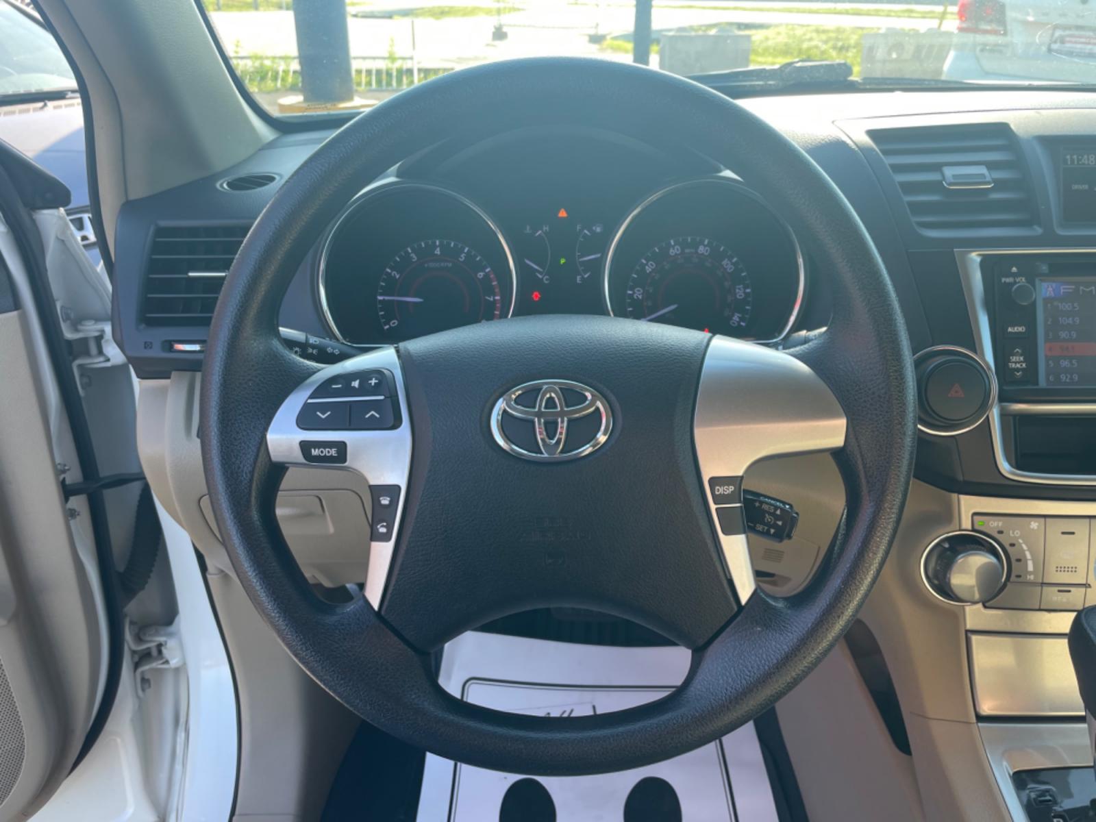 2013 White Toyota Highlander (5TDZA3EH7DS) with an 4-Cyl, 2.7 Liter engine, Automatic, 5-Spd w/Sequential Mode transmission, located at 8008 Warden Rd, Sherwood, AR, 72120, (501) 801-6100, 34.830078, -92.186684 - Photo #20