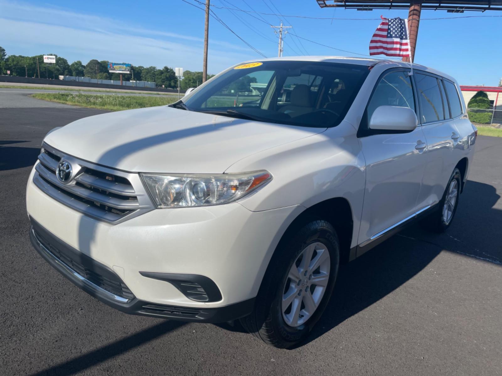 2013 White Toyota Highlander (5TDZA3EH7DS) with an 4-Cyl, 2.7 Liter engine, Automatic, 5-Spd w/Sequential Mode transmission, located at 8008 Warden Rd, Sherwood, AR, 72120, (501) 801-6100, 34.830078, -92.186684 - Photo #3
