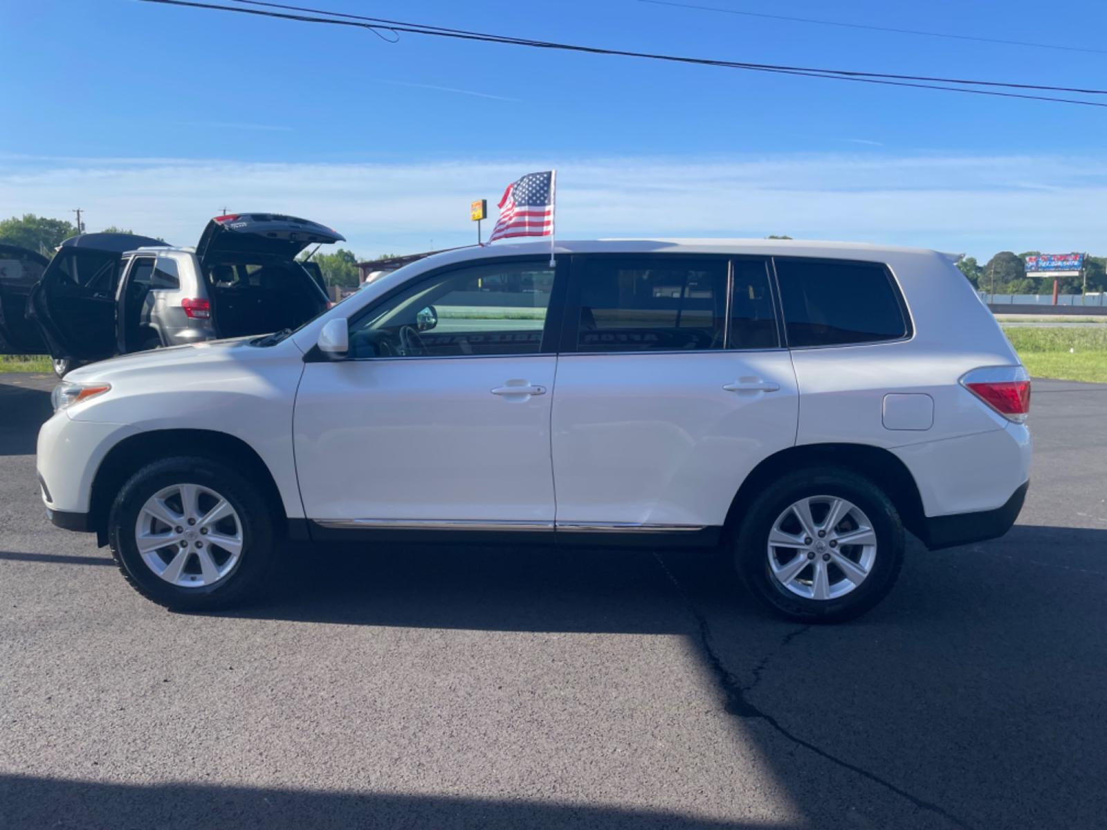2013 White Toyota Highlander (5TDZA3EH7DS) with an 4-Cyl, 2.7 Liter engine, Automatic, 5-Spd w/Sequential Mode transmission, located at 8008 Warden Rd, Sherwood, AR, 72120, (501) 801-6100, 34.830078, -92.186684 - Photo #4