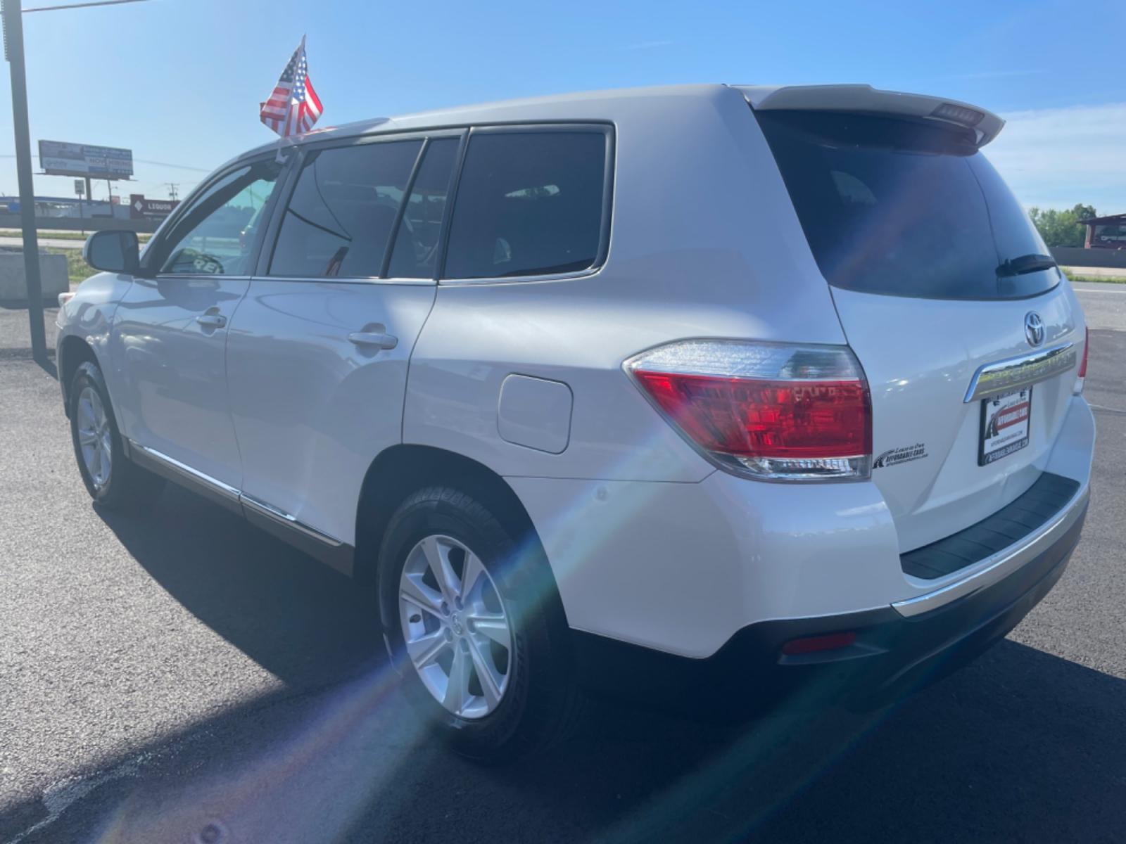 2013 White Toyota Highlander (5TDZA3EH7DS) with an 4-Cyl, 2.7 Liter engine, Automatic, 5-Spd w/Sequential Mode transmission, located at 8008 Warden Rd, Sherwood, AR, 72120, (501) 801-6100, 34.830078, -92.186684 - Photo #5