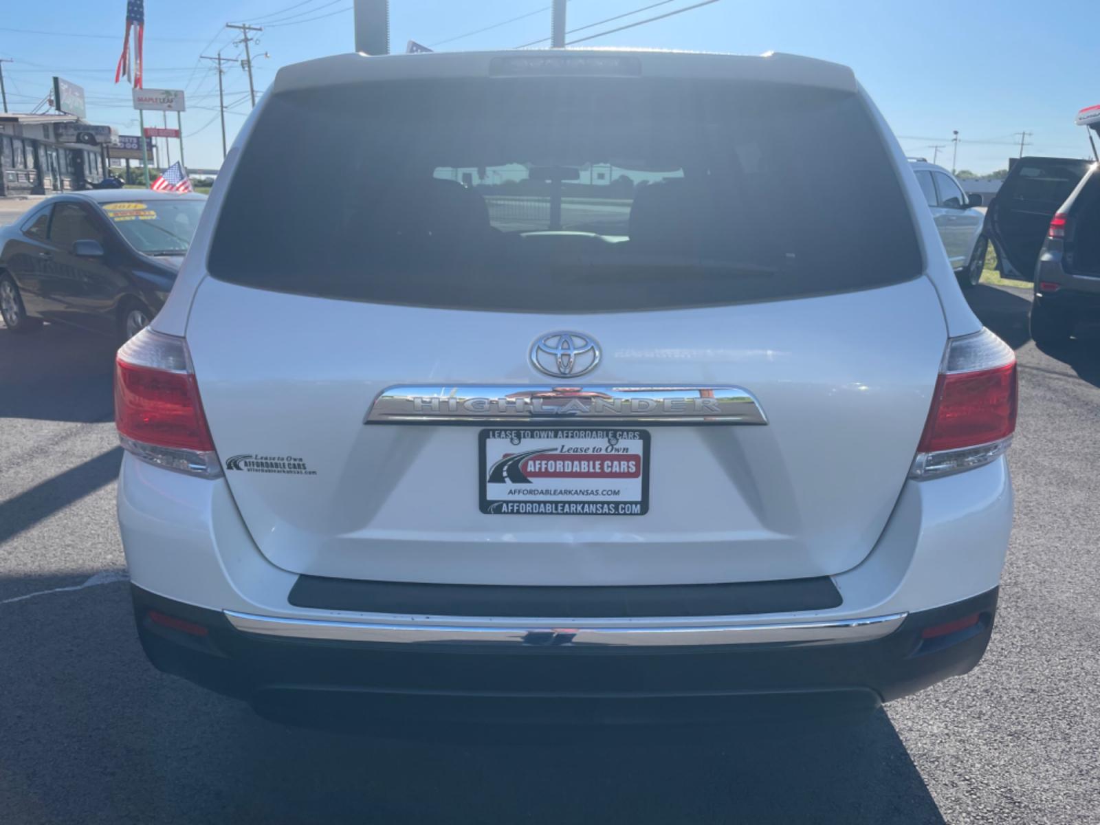 2013 White Toyota Highlander (5TDZA3EH7DS) with an 4-Cyl, 2.7 Liter engine, Automatic, 5-Spd w/Sequential Mode transmission, located at 8008 Warden Rd, Sherwood, AR, 72120, (501) 801-6100, 34.830078, -92.186684 - Photo #6
