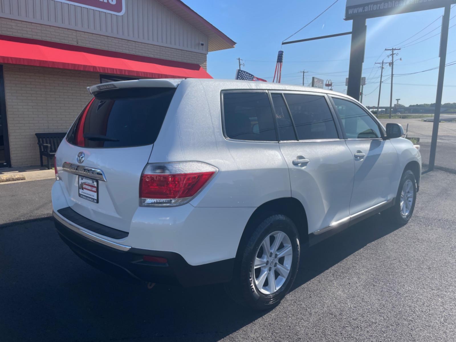 2013 White Toyota Highlander (5TDZA3EH7DS) with an 4-Cyl, 2.7 Liter engine, Automatic, 5-Spd w/Sequential Mode transmission, located at 8008 Warden Rd, Sherwood, AR, 72120, (501) 801-6100, 34.830078, -92.186684 - Photo #7