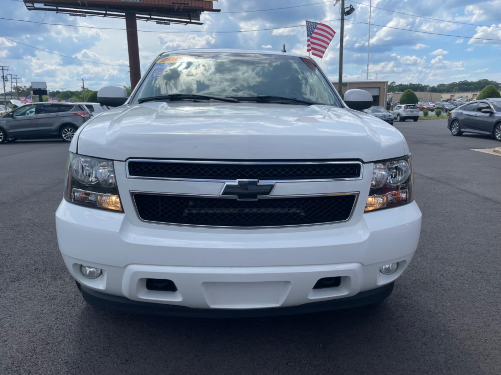 2007 White Chevrolet Tahoe (1GNFK13097R) with an V8, 5.3 Liter engine, Automatic transmission, located at 8008 Warden Rd, Sherwood, AR, 72120, (501) 801-6100, 34.830078, -92.186684 - Photo #2