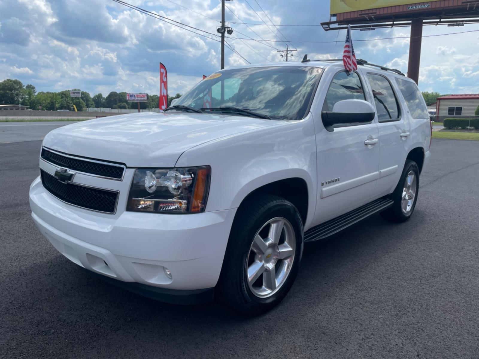2007 White Chevrolet Tahoe (1GNFK13097R) with an V8, 5.3 Liter engine, Automatic transmission, located at 8008 Warden Rd, Sherwood, AR, 72120, (501) 801-6100, 34.830078, -92.186684 - Photo #3
