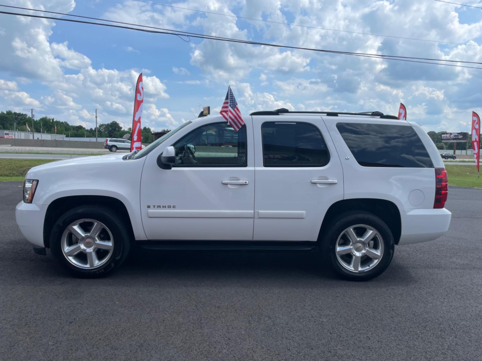 2007 White Chevrolet Tahoe (1GNFK13097R) with an V8, 5.3 Liter engine, Automatic transmission, located at 8008 Warden Rd, Sherwood, AR, 72120, (501) 801-6100, 34.830078, -92.186684 - Photo #4