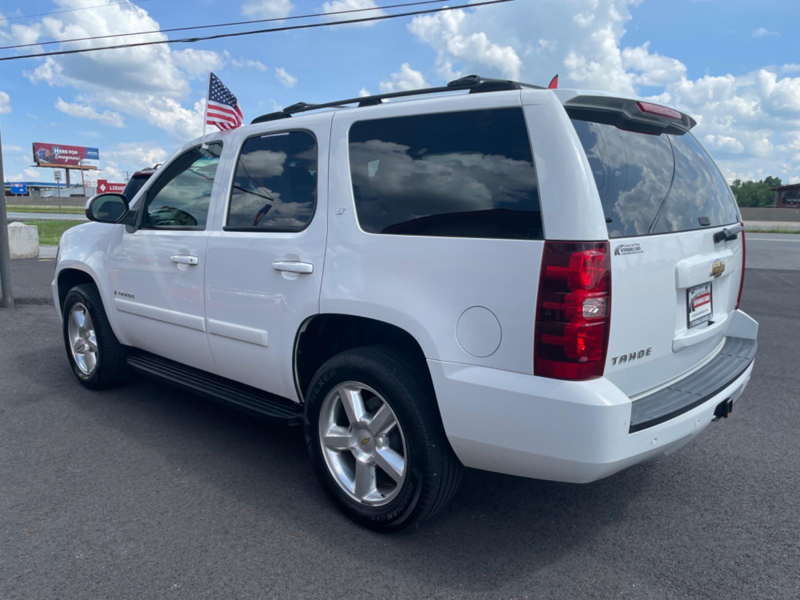 2007 White Chevrolet Tahoe (1GNFK13097R) with an V8, 5.3 Liter engine, Automatic transmission, located at 8008 Warden Rd, Sherwood, AR, 72120, (501) 801-6100, 34.830078, -92.186684 - Photo #5