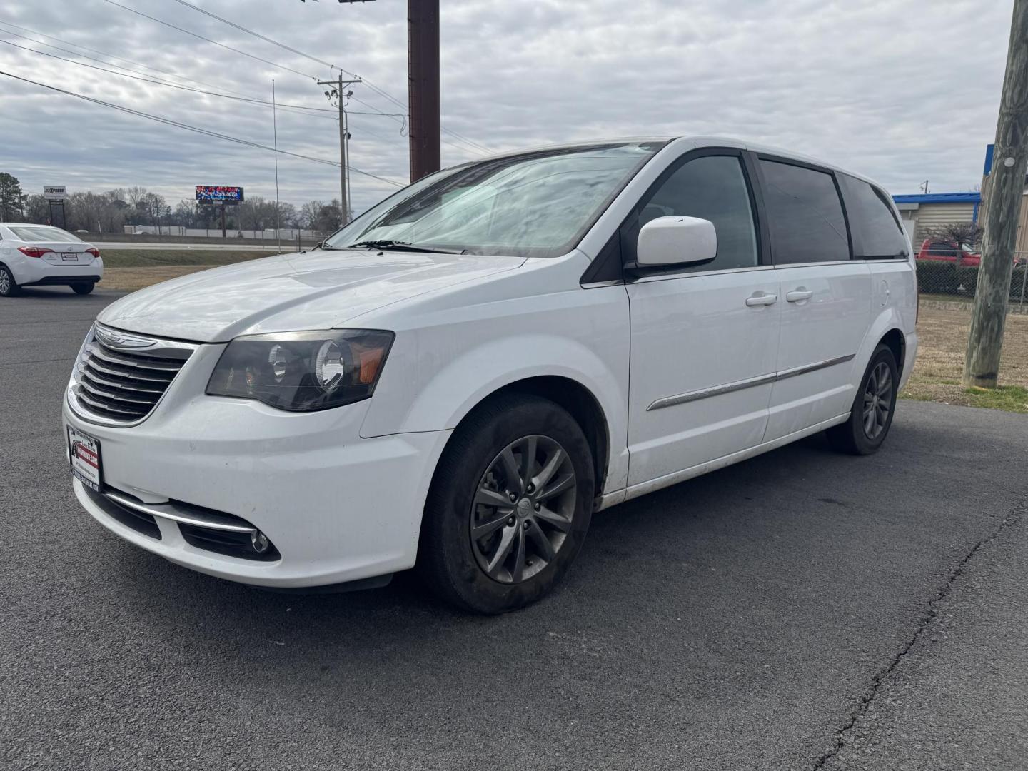 2016 White Chrysler Town and Country (2C4RC1HG3GR) with an V6, 3.6 Liter engine, Auto, 6-Spd AutoStick transmission, located at 8008 Warden Rd, Sherwood, AR, 72120, (501) 801-6100, 34.830078, -92.186684 - Photo#0