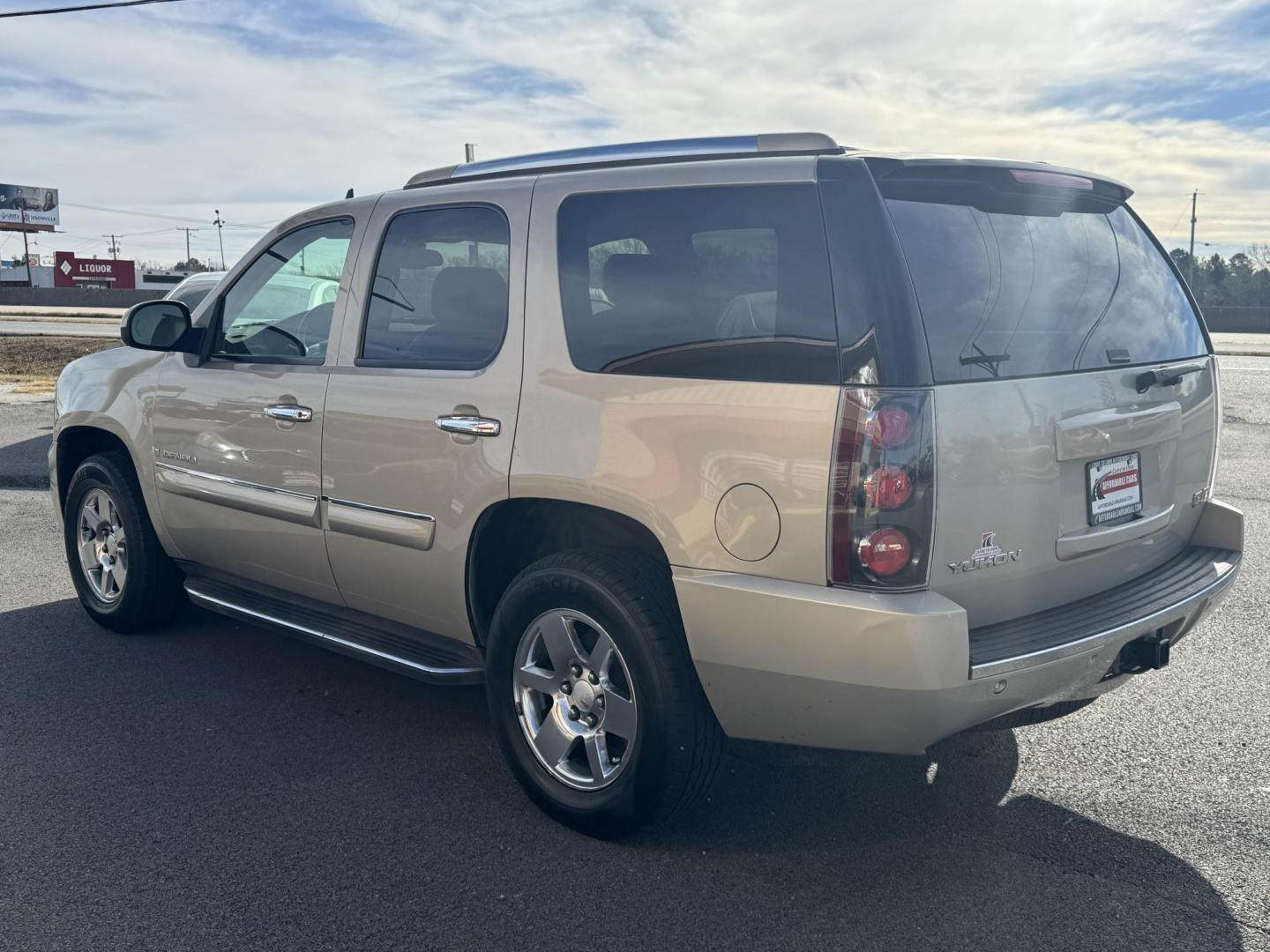 2007 Gold GMC Yukon (1GKFK63807J) with an V8, 6.2 Liter engine, Automatic transmission, located at 8008 Warden Rd, Sherwood, AR, 72120, (501) 801-6100, 34.830078, -92.186684 - Photo#5