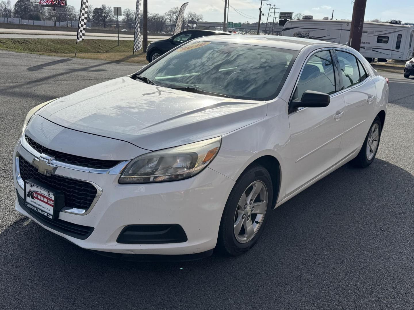 2016 White Chevrolet Malibu Limited (1G11B5SA1GF) with an 4-Cyl, 2.5 Liter engine, Auto, 6-Spd w/OD and Man Md transmission, located at 8008 Warden Rd, Sherwood, AR, 72120, (501) 801-6100, 34.830078, -92.186684 - Photo#3