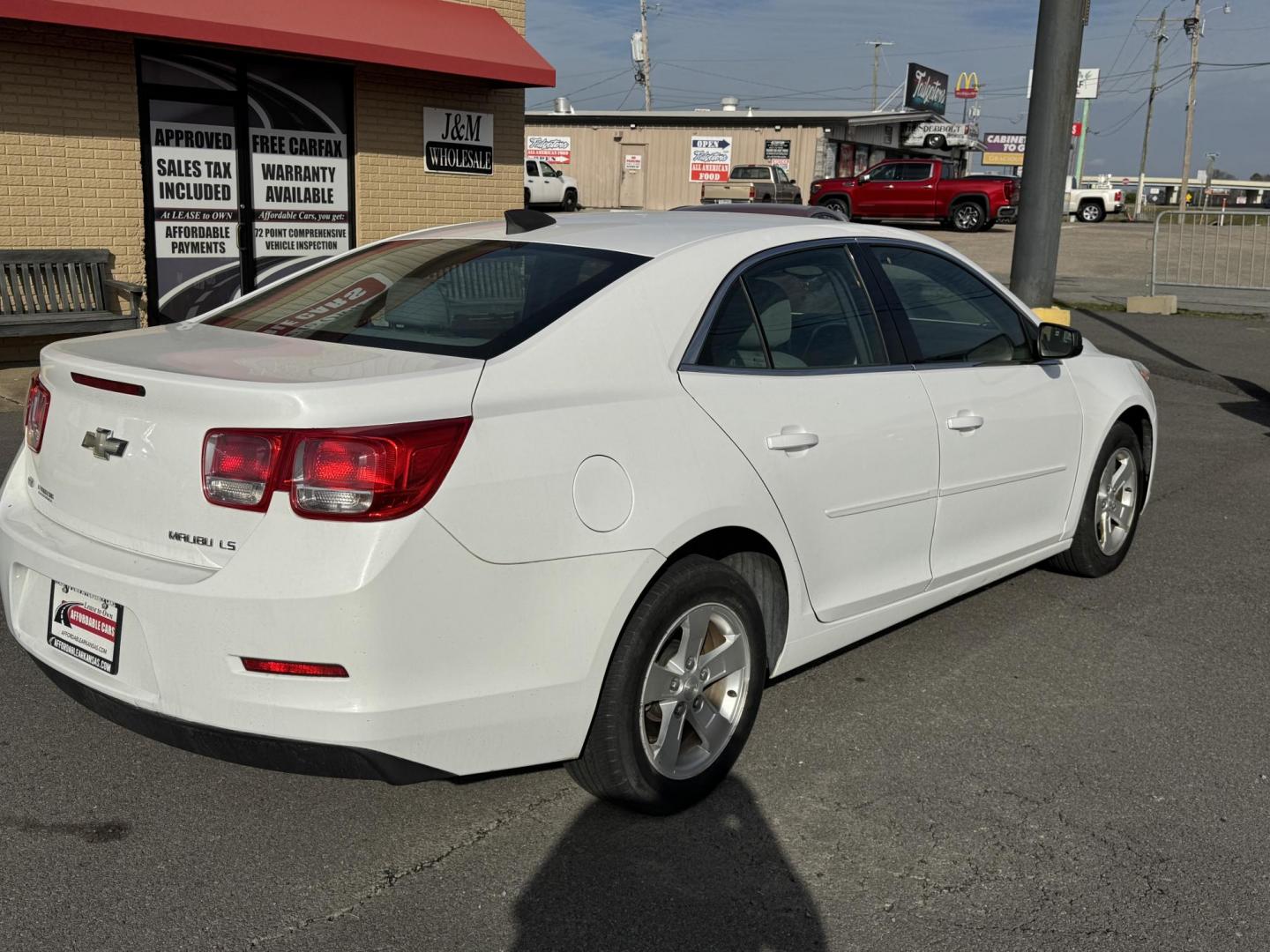 2016 White Chevrolet Malibu Limited (1G11B5SA1GF) with an 4-Cyl, 2.5 Liter engine, Auto, 6-Spd w/OD and Man Md transmission, located at 8008 Warden Rd, Sherwood, AR, 72120, (501) 801-6100, 34.830078, -92.186684 - Photo#7