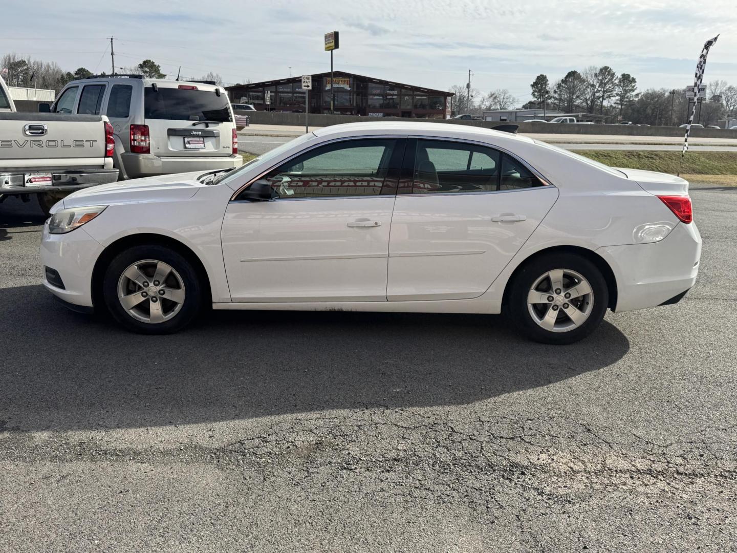 2016 White Chevrolet Malibu Limited (1G11B5SA1GF) with an 4-Cyl, 2.5 Liter engine, Auto, 6-Spd w/OD and Man Md transmission, located at 8008 Warden Rd, Sherwood, AR, 72120, (501) 801-6100, 34.830078, -92.186684 - Photo#4