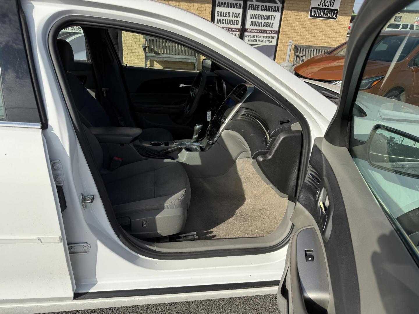 2016 White Chevrolet Malibu Limited (1G11B5SA1GF) with an 4-Cyl, 2.5 Liter engine, Auto, 6-Spd w/OD and Man Md transmission, located at 8008 Warden Rd, Sherwood, AR, 72120, (501) 801-6100, 34.830078, -92.186684 - Photo#8