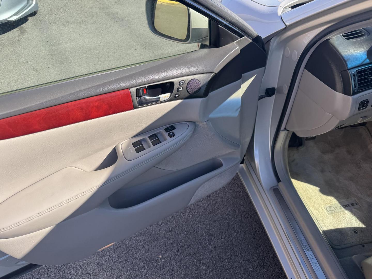 2002 Silver Lexus ES (JTHBF30GX20) with an V6, 3.0 Liter engine, Automatic, 5-Spd w/Overdrive transmission, located at 8008 Warden Rd, Sherwood, AR, 72120, (501) 801-6100, 34.830078, -92.186684 - Photo#11