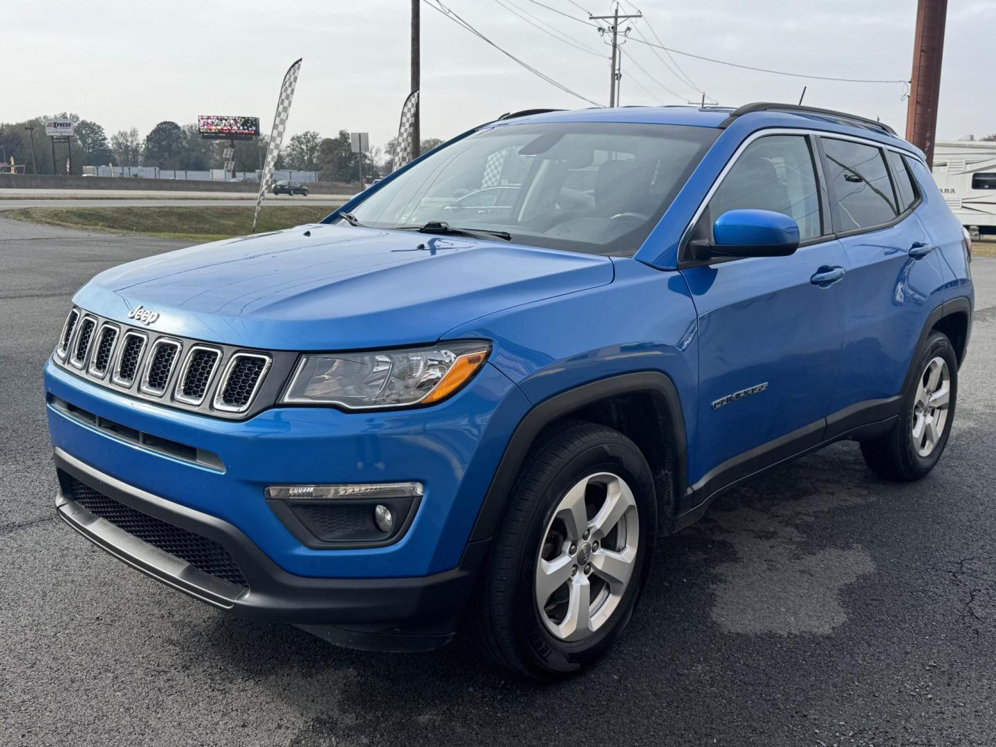 2018 Blue Jeep Compass (3C4NJDBB3JT) with an 4-Cyl, MultiAir, 2.4 Liter engine, Automatic, 6-Spd transmission, located at 8008 Warden Rd, Sherwood, AR, 72120, (501) 801-6100, 34.830078, -92.186684 - Photo#3