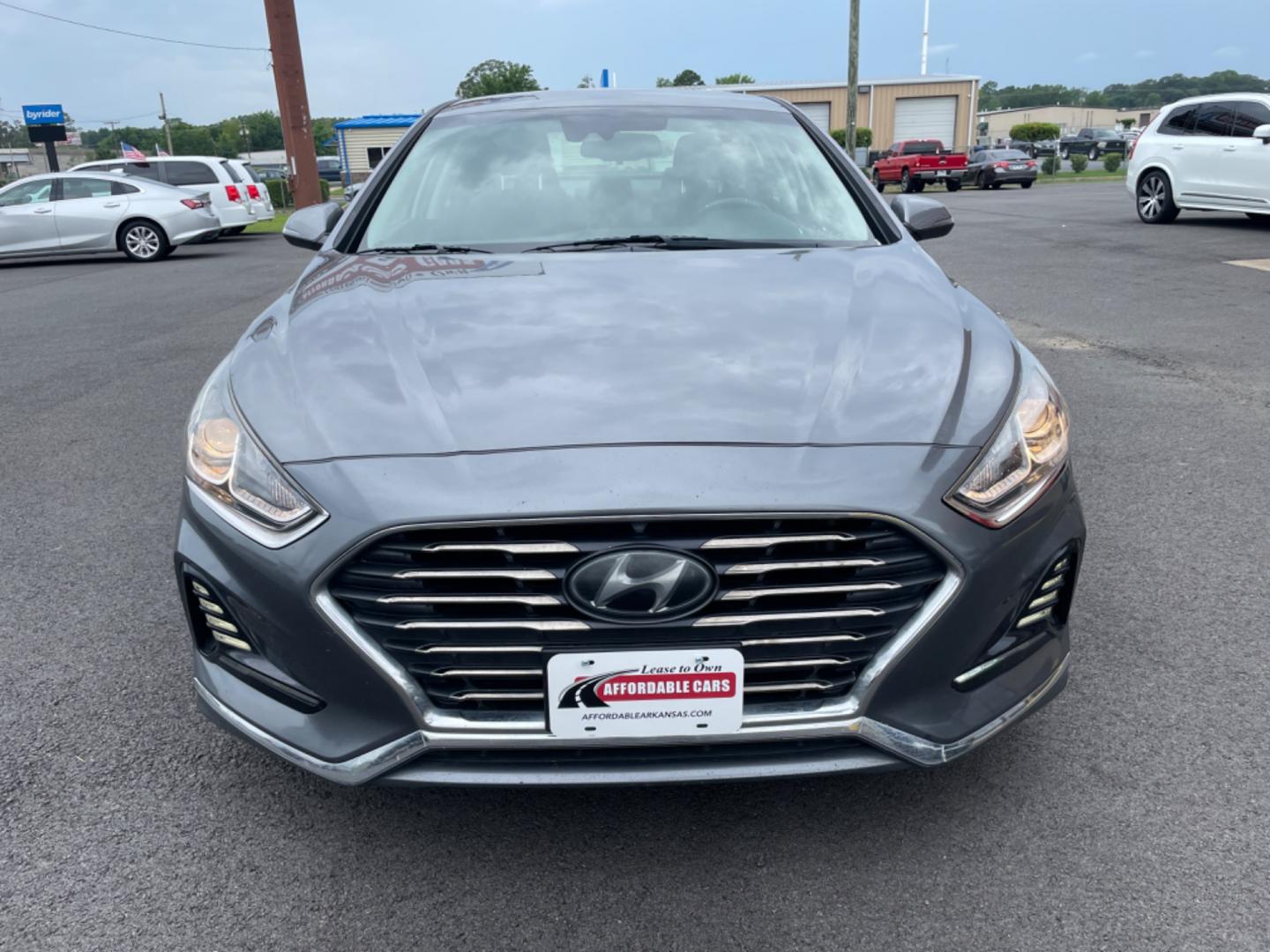 2018 Silver Hyundai Sonata (5NPE34AF1JH) with an 4-Cyl, 2.4 Liter engine, Auto, 6-Spd Shiftronic transmission, located at 8008 Warden Rd, Sherwood, AR, 72120, (501) 801-6100, 34.830078, -92.186684 - Photo#2