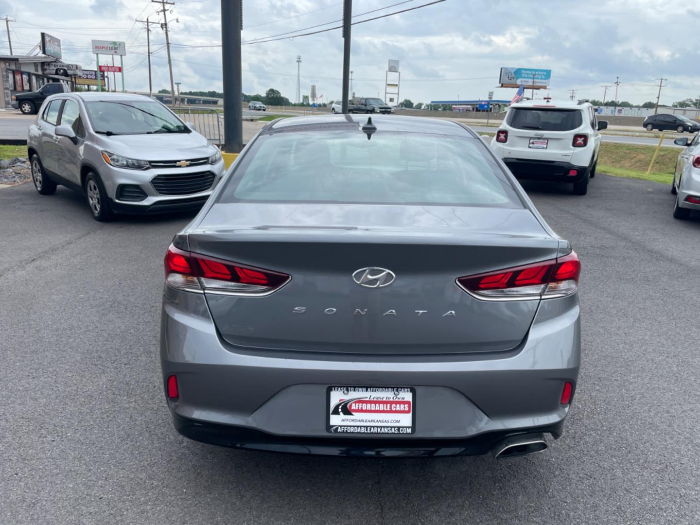 2018 Silver Hyundai Sonata (5NPE34AF1JH) with an 4-Cyl, 2.4 Liter engine, Auto, 6-Spd Shiftronic transmission, located at 8008 Warden Rd, Sherwood, AR, 72120, (501) 801-6100, 34.830078, -92.186684 - Photo#6