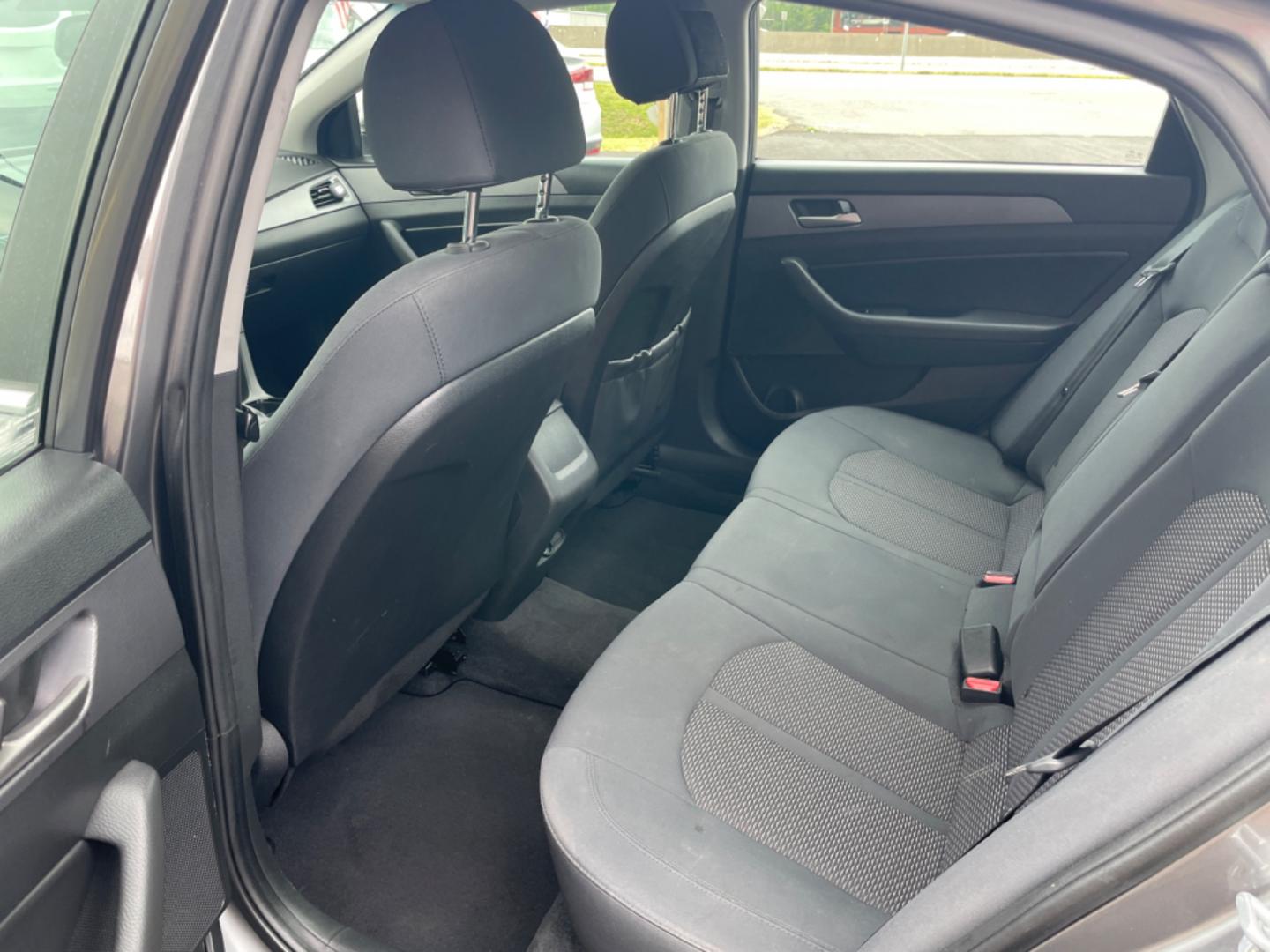 2018 Silver Hyundai Sonata (5NPE34AF1JH) with an 4-Cyl, 2.4 Liter engine, Auto, 6-Spd Shiftronic transmission, located at 8008 Warden Rd, Sherwood, AR, 72120, (501) 801-6100, 34.830078, -92.186684 - Photo#11