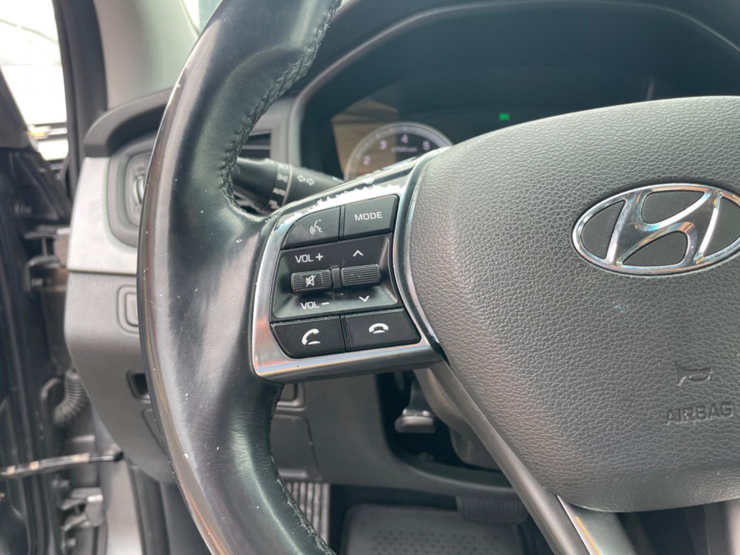 2018 Silver Hyundai Sonata (5NPE34AF1JH) with an 4-Cyl, 2.4 Liter engine, Auto, 6-Spd Shiftronic transmission, located at 8008 Warden Rd, Sherwood, AR, 72120, (501) 801-6100, 34.830078, -92.186684 - Photo#19
