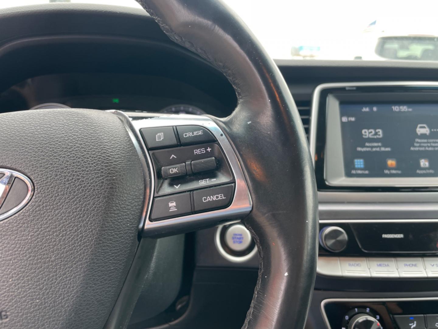 2018 Silver Hyundai Sonata (5NPE34AF1JH) with an 4-Cyl, 2.4 Liter engine, Auto, 6-Spd Shiftronic transmission, located at 8008 Warden Rd, Sherwood, AR, 72120, (501) 801-6100, 34.830078, -92.186684 - Photo#20