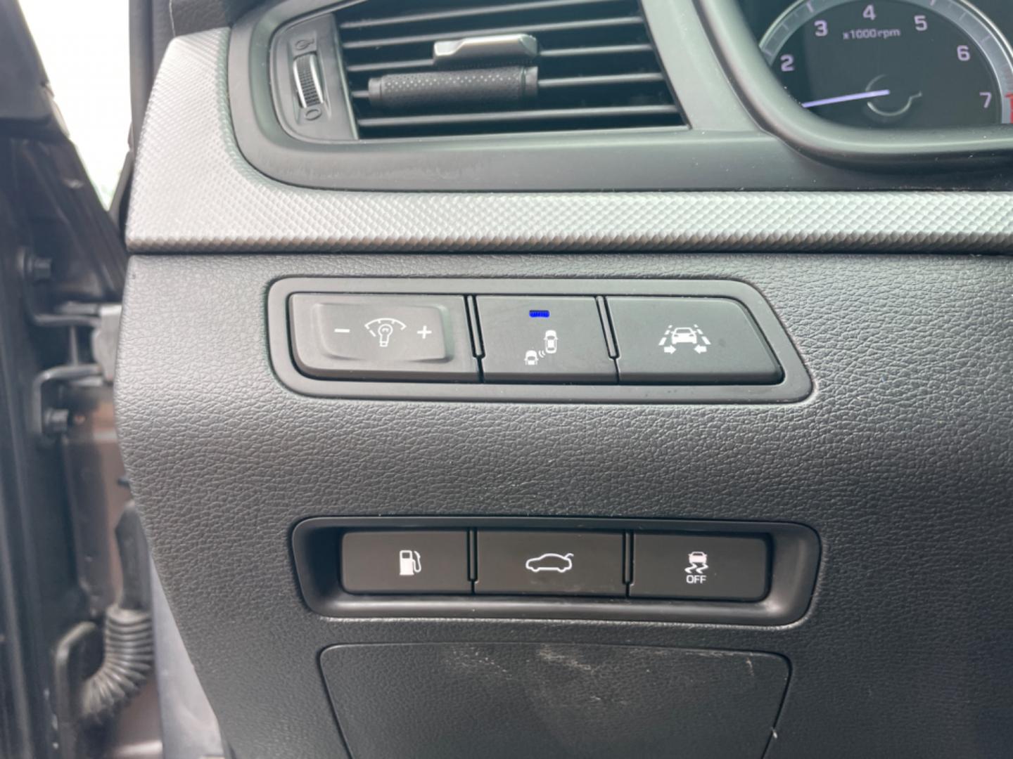 2018 Silver Hyundai Sonata (5NPE34AF1JH) with an 4-Cyl, 2.4 Liter engine, Auto, 6-Spd Shiftronic transmission, located at 8008 Warden Rd, Sherwood, AR, 72120, (501) 801-6100, 34.830078, -92.186684 - Photo#14