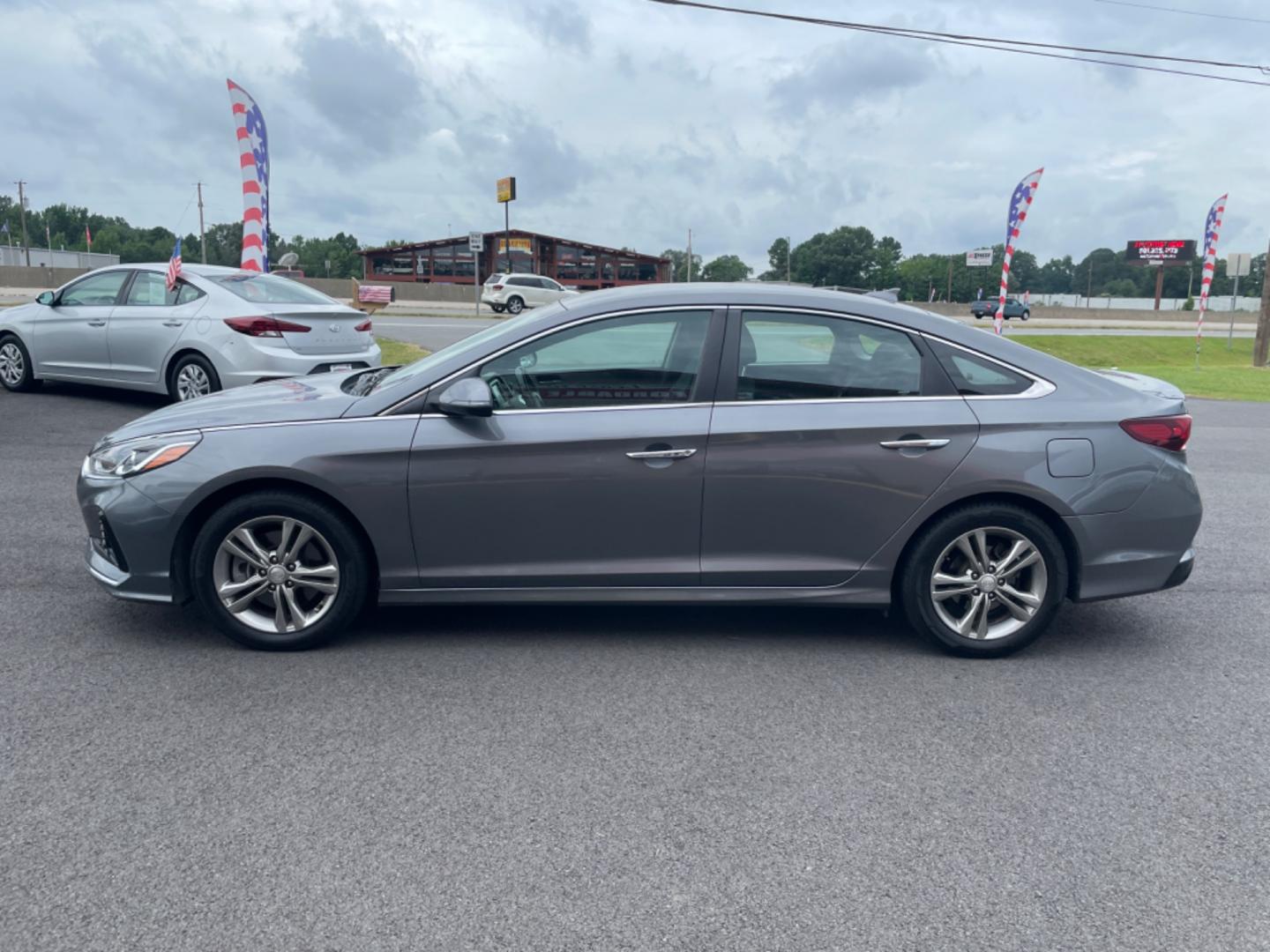 2018 Silver Hyundai Sonata (5NPE34AF1JH) with an 4-Cyl, 2.4 Liter engine, Auto, 6-Spd Shiftronic transmission, located at 8008 Warden Rd, Sherwood, AR, 72120, (501) 801-6100, 34.830078, -92.186684 - Photo#4