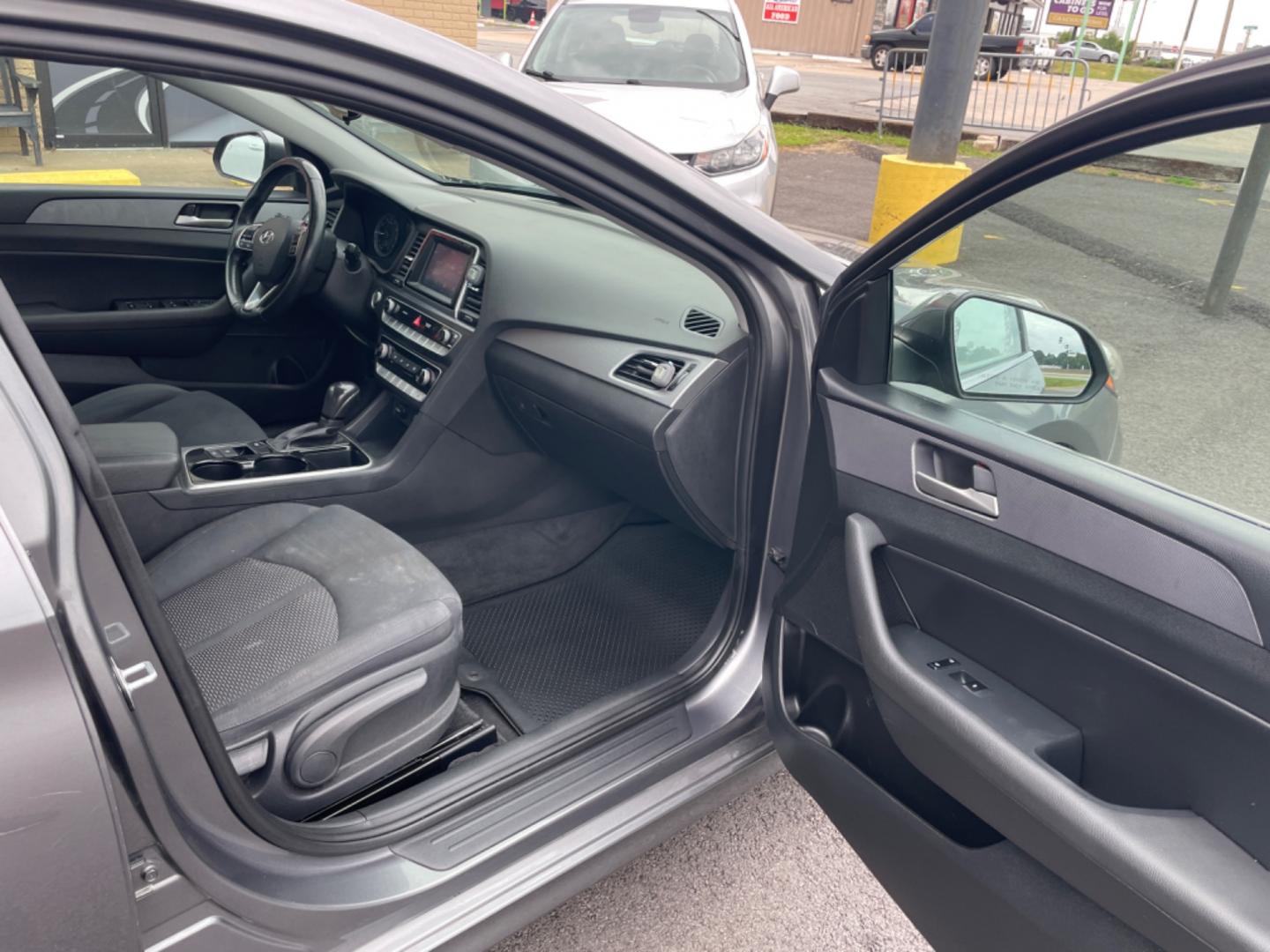 2018 Silver Hyundai Sonata (5NPE34AF1JH) with an 4-Cyl, 2.4 Liter engine, Auto, 6-Spd Shiftronic transmission, located at 8008 Warden Rd, Sherwood, AR, 72120, (501) 801-6100, 34.830078, -92.186684 - Photo#8
