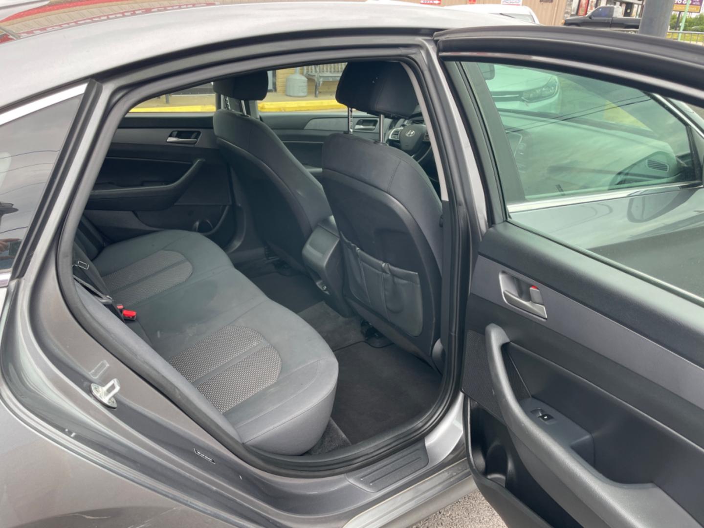 2018 Silver Hyundai Sonata (5NPE34AF1JH) with an 4-Cyl, 2.4 Liter engine, Auto, 6-Spd Shiftronic transmission, located at 8008 Warden Rd, Sherwood, AR, 72120, (501) 801-6100, 34.830078, -92.186684 - Photo#9