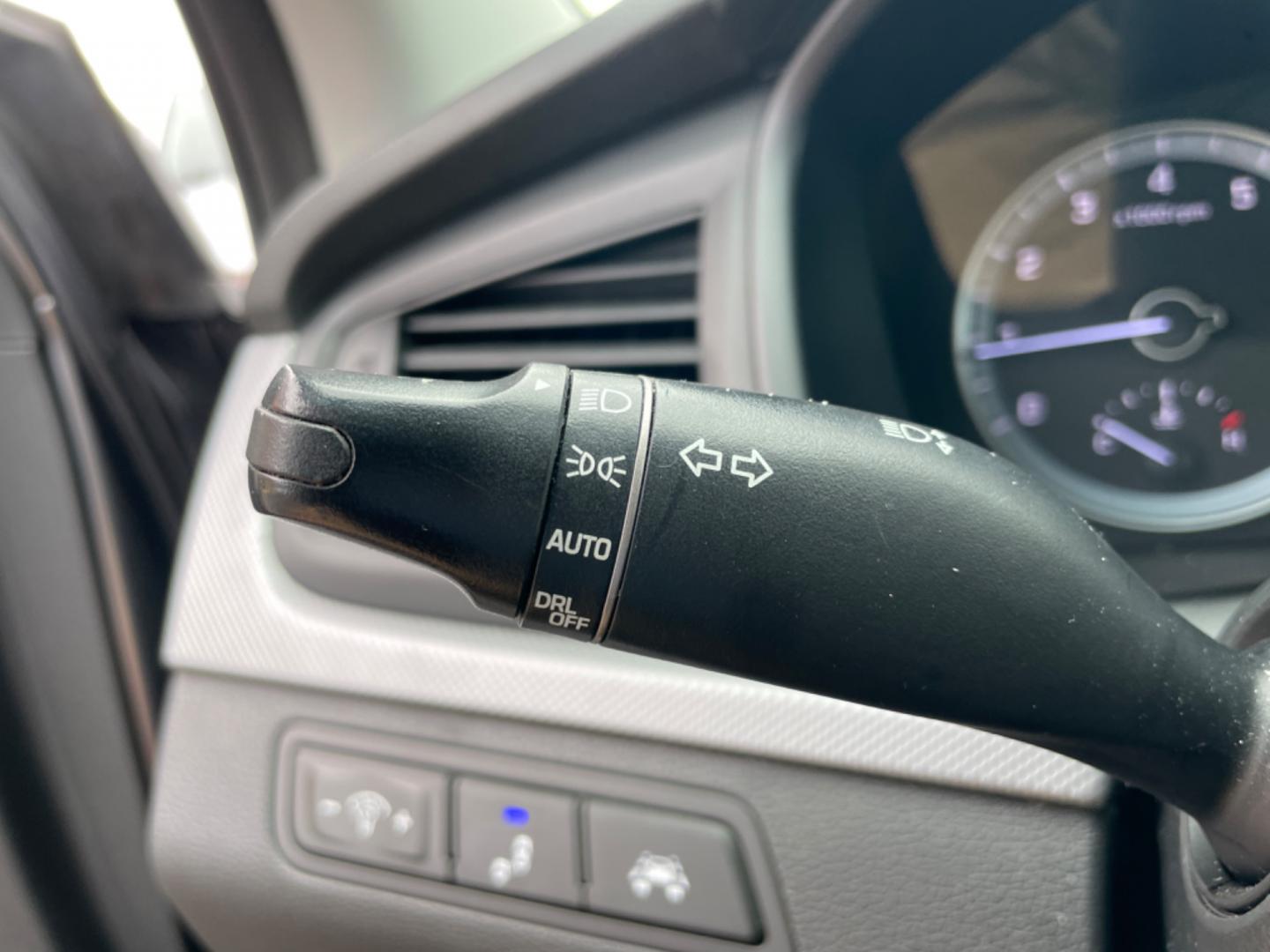 2018 Silver Hyundai Sonata (5NPE34AF1JH) with an 4-Cyl, 2.4 Liter engine, Auto, 6-Spd Shiftronic transmission, located at 8008 Warden Rd, Sherwood, AR, 72120, (501) 801-6100, 34.830078, -92.186684 - Photo#21