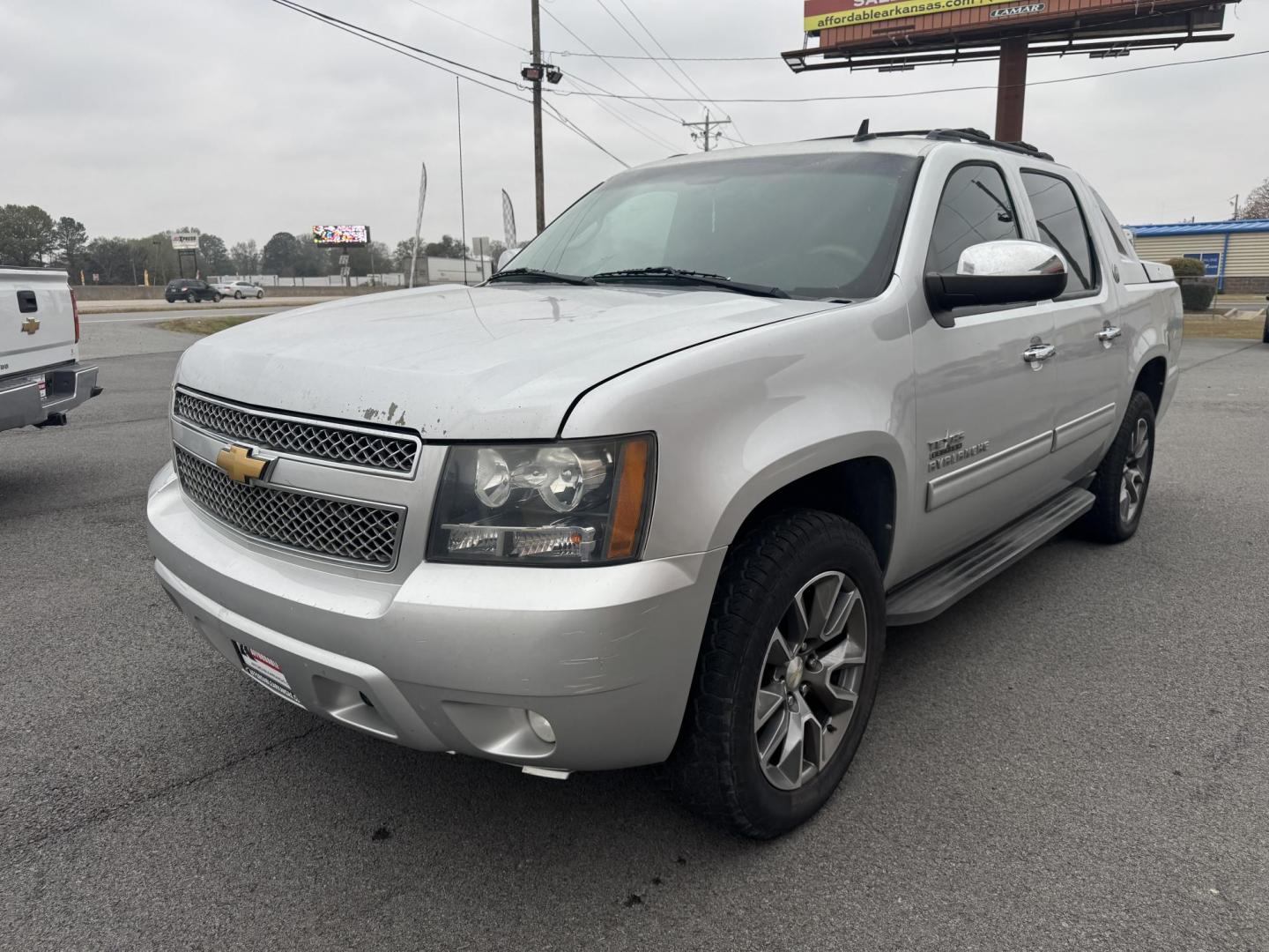 2013 Silver Chevrolet Avalanche (3GNMCEE00DG) with an V8, Flex Fuel, 5.3 Liter engine, Automatic, 6-Spd transmission, located at 8008 Warden Rd, Sherwood, AR, 72120, (501) 801-6100, 34.830078, -92.186684 - Photo#3