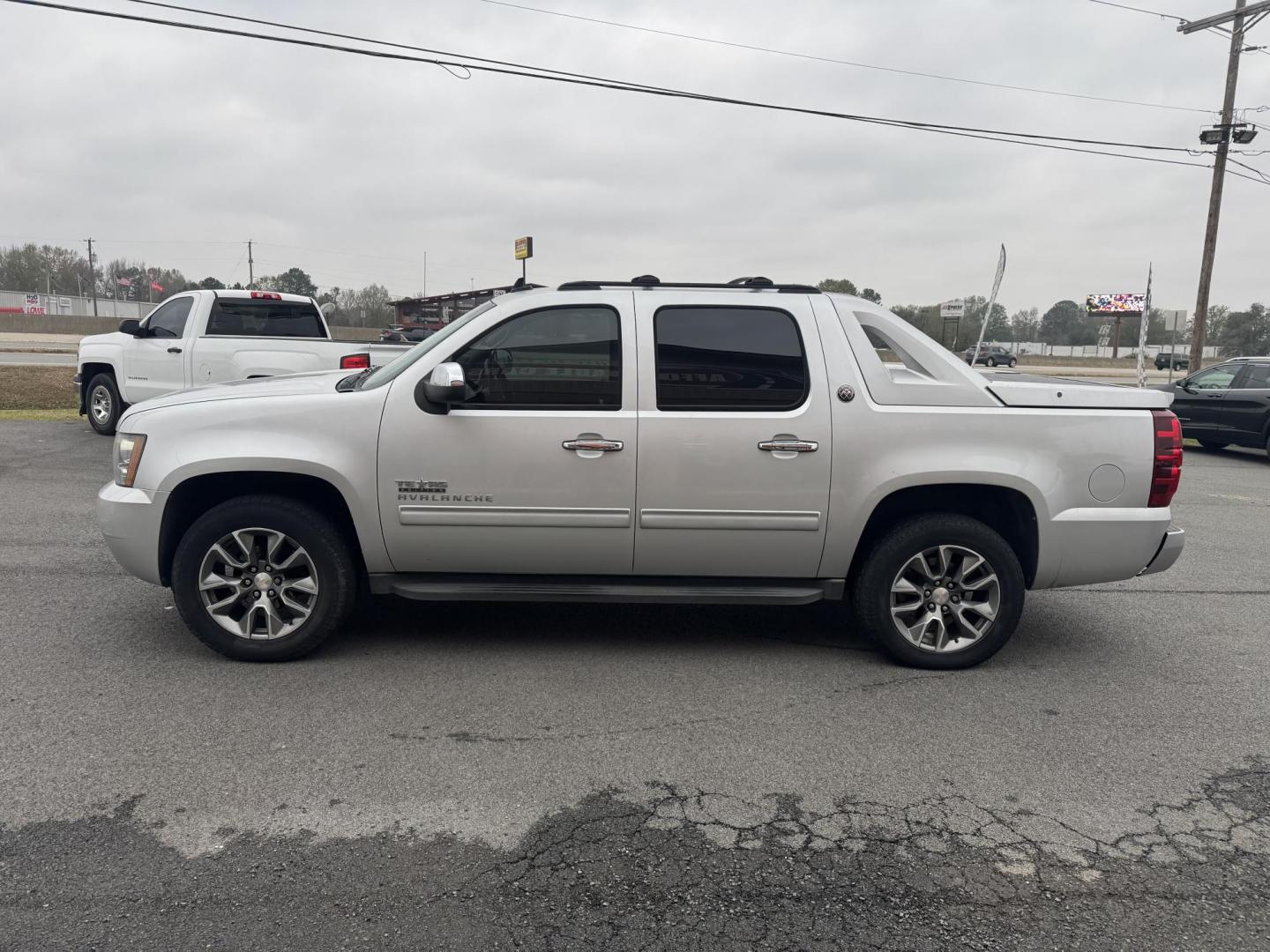 2013 Silver Chevrolet Avalanche (3GNMCEE00DG) with an V8, Flex Fuel, 5.3 Liter engine, Automatic, 6-Spd transmission, located at 8008 Warden Rd, Sherwood, AR, 72120, (501) 801-6100, 34.830078, -92.186684 - Photo#4