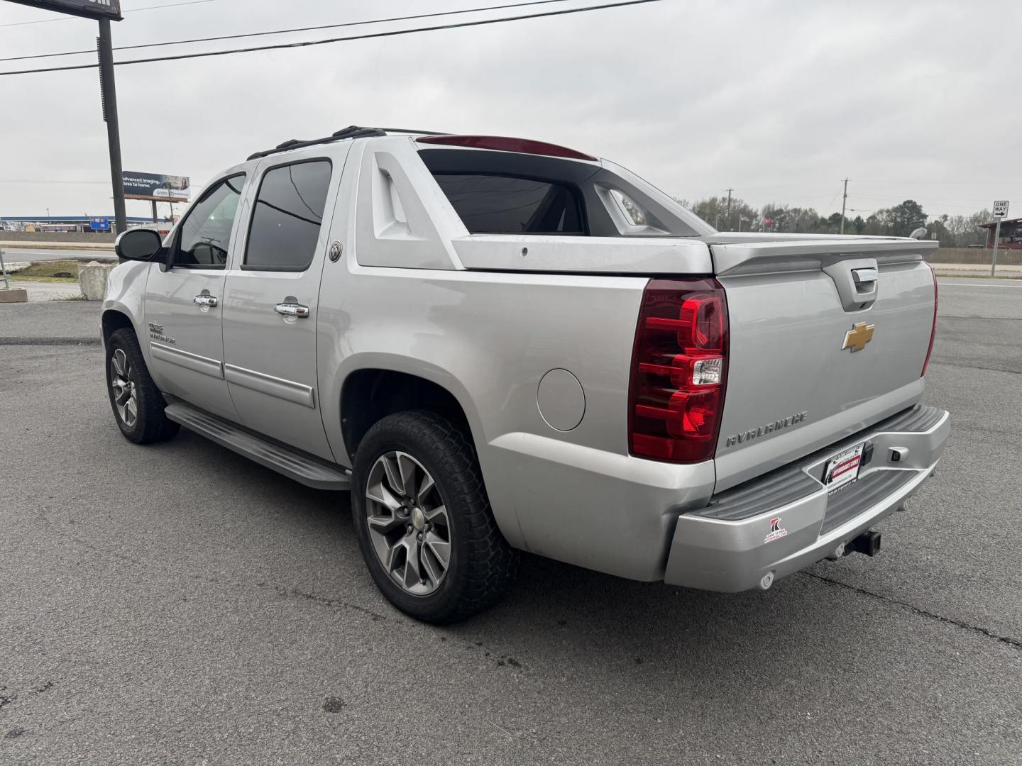 2013 Silver Chevrolet Avalanche (3GNMCEE00DG) with an V8, Flex Fuel, 5.3 Liter engine, Automatic, 6-Spd transmission, located at 8008 Warden Rd, Sherwood, AR, 72120, (501) 801-6100, 34.830078, -92.186684 - Photo#5