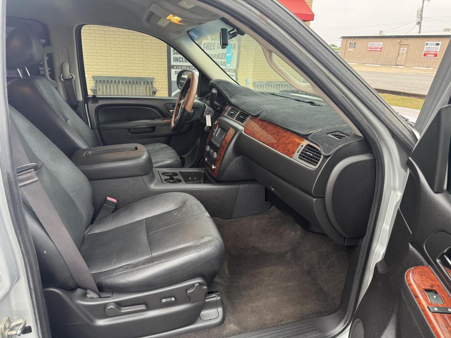 2013 Silver Chevrolet Avalanche (3GNMCEE00DG) with an V8, Flex Fuel, 5.3 Liter engine, Automatic, 6-Spd transmission, located at 8008 Warden Rd, Sherwood, AR, 72120, (501) 801-6100, 34.830078, -92.186684 - Photo#8