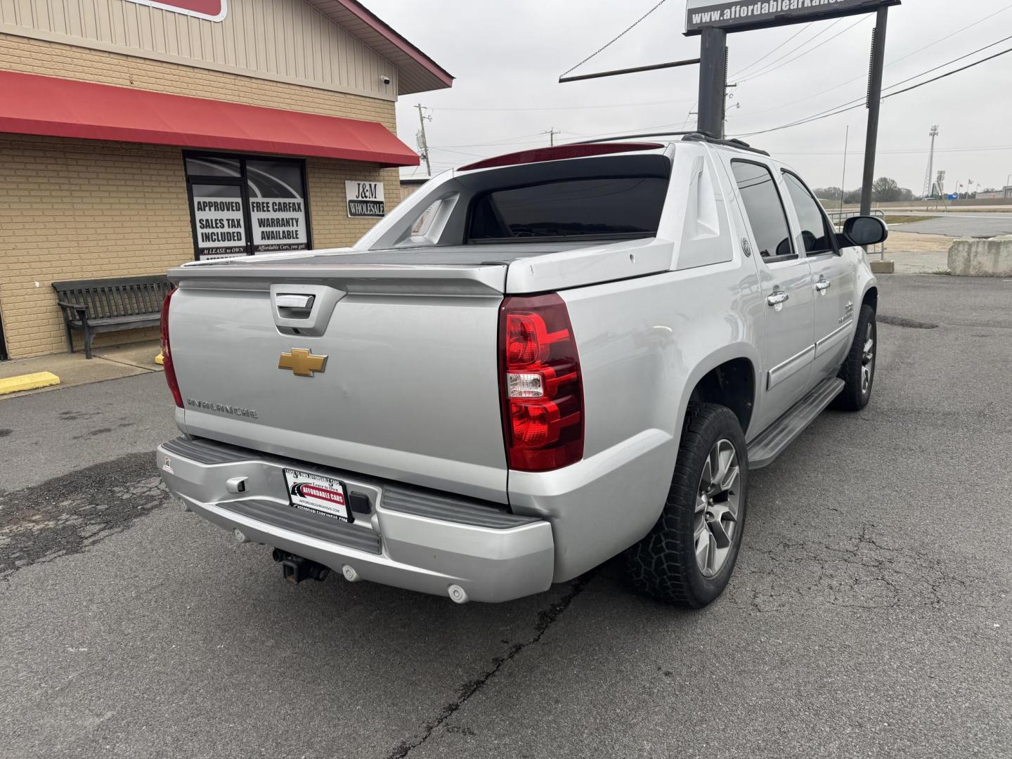 2013 Silver Chevrolet Avalanche (3GNMCEE00DG) with an V8, Flex Fuel, 5.3 Liter engine, Automatic, 6-Spd transmission, located at 8008 Warden Rd, Sherwood, AR, 72120, (501) 801-6100, 34.830078, -92.186684 - Photo#7