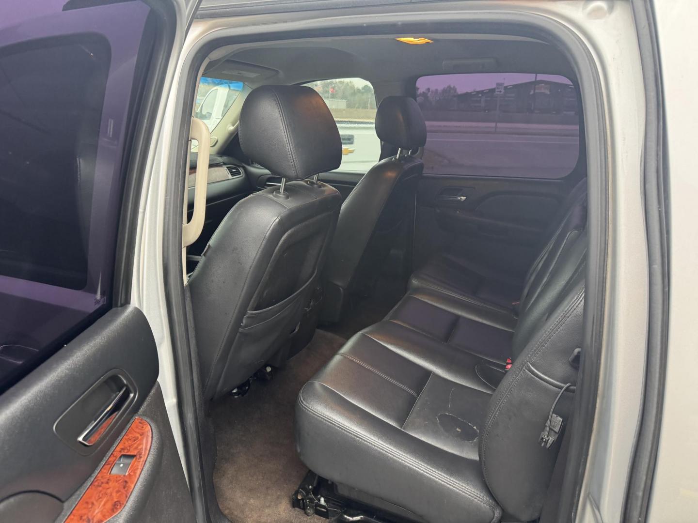 2013 Silver Chevrolet Avalanche (3GNMCEE00DG) with an V8, Flex Fuel, 5.3 Liter engine, Automatic, 6-Spd transmission, located at 8008 Warden Rd, Sherwood, AR, 72120, (501) 801-6100, 34.830078, -92.186684 - Photo#10