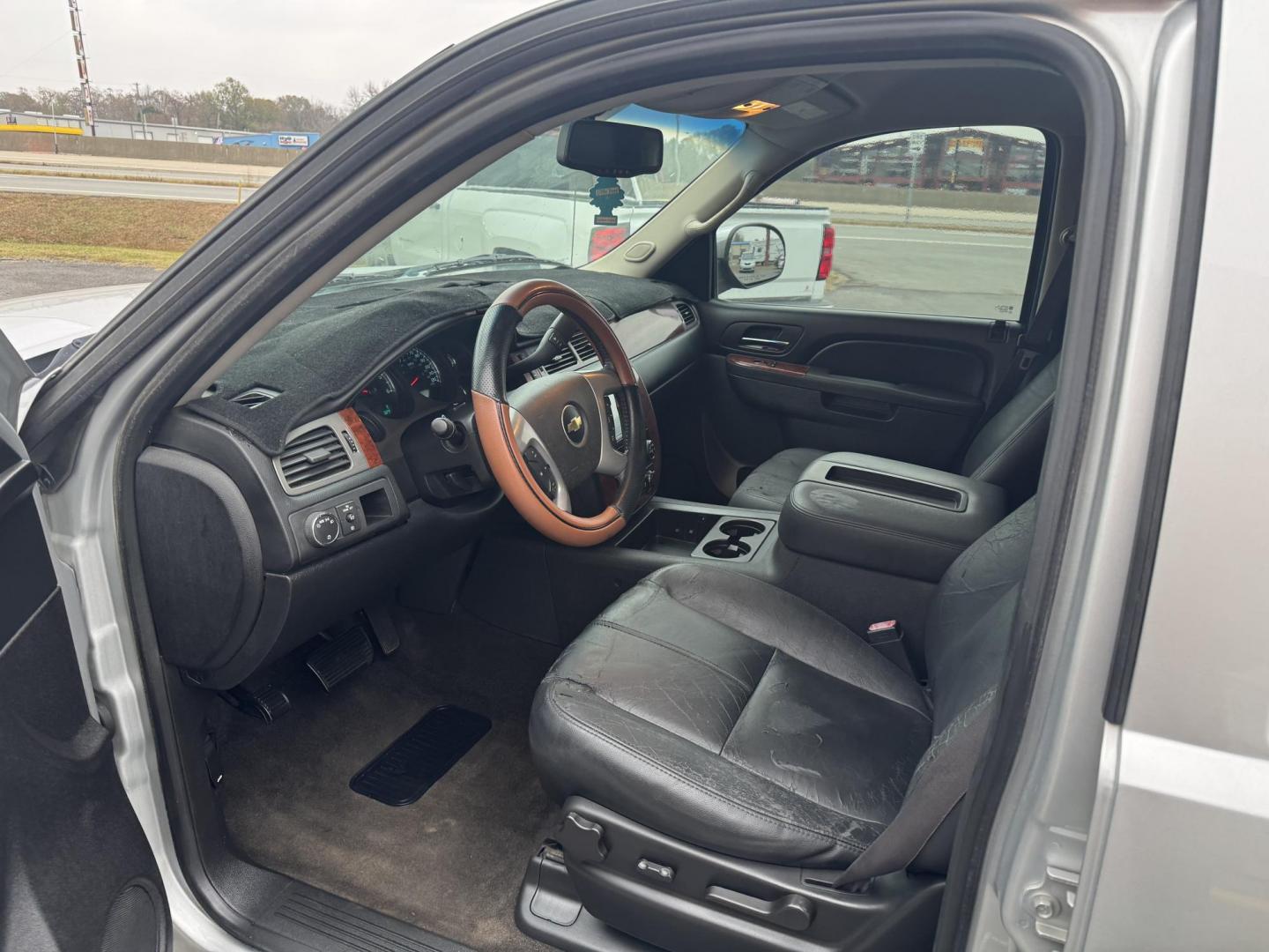 2013 Silver Chevrolet Avalanche (3GNMCEE00DG) with an V8, Flex Fuel, 5.3 Liter engine, Automatic, 6-Spd transmission, located at 8008 Warden Rd, Sherwood, AR, 72120, (501) 801-6100, 34.830078, -92.186684 - Photo#11