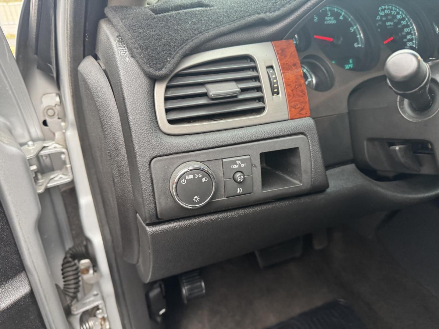 2013 Silver Chevrolet Avalanche (3GNMCEE00DG) with an V8, Flex Fuel, 5.3 Liter engine, Automatic, 6-Spd transmission, located at 8008 Warden Rd, Sherwood, AR, 72120, (501) 801-6100, 34.830078, -92.186684 - Photo#14