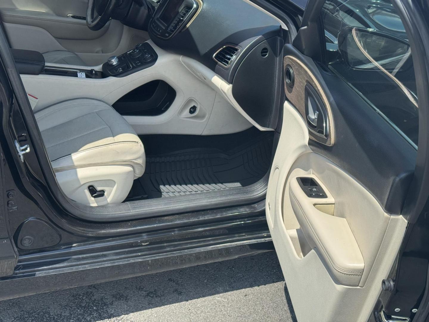 2015 Black Chrysler 200 (1C3CCCCGXFN) with an 4-Cyl, MultiAir PZEV 2.4L engine, Automatic, 9-Spd transmission, located at 8008 Warden Rd, Sherwood, AR, 72120, (501) 801-6100, 34.830078, -92.186684 - Photo#8