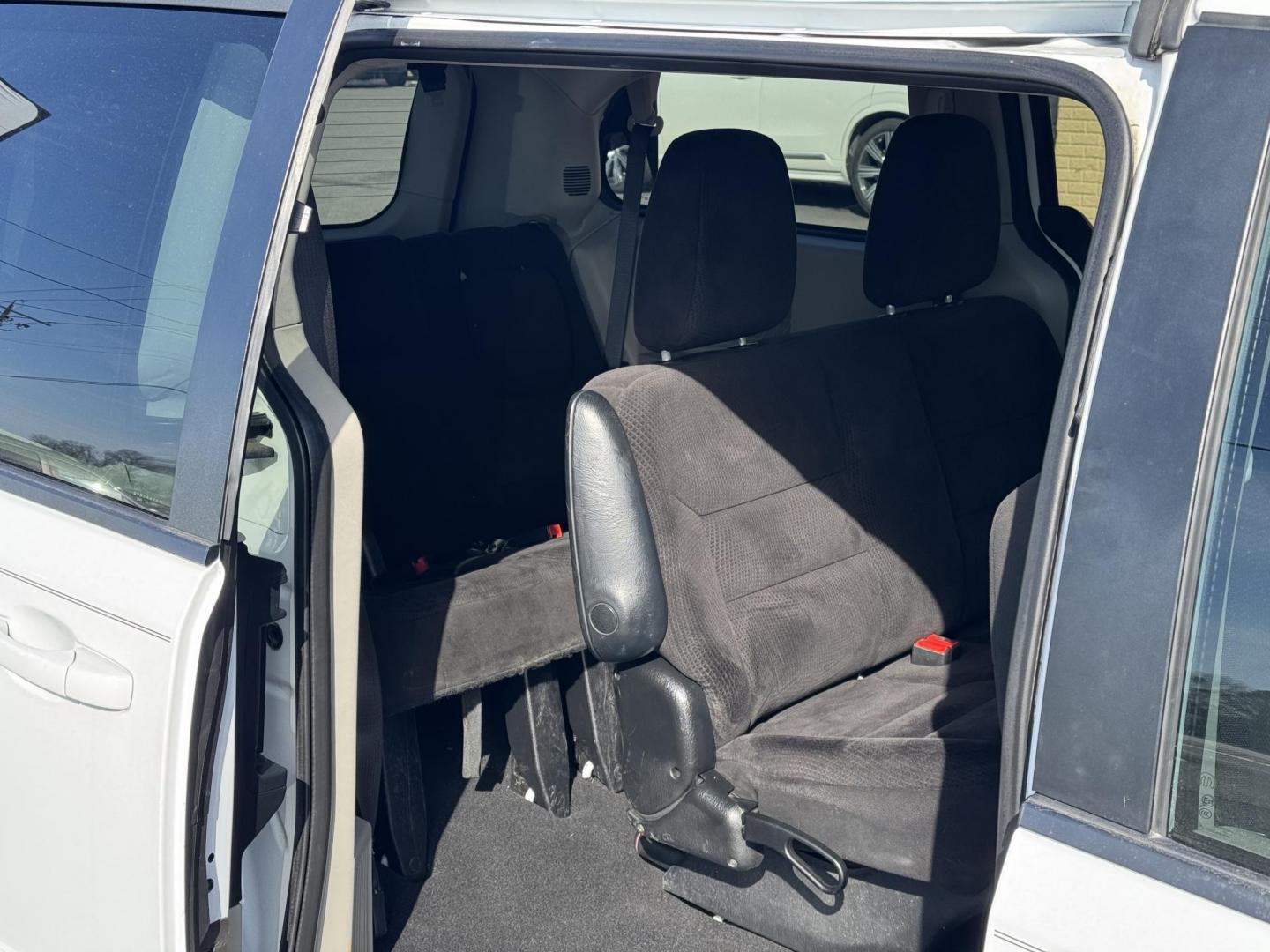 2017 White Dodge Grand Caravan Passenger (2C4RDGBG6HR) with an V6, Flex Fuel, 3.6 Liter engine, Automatic, 6-Spd transmission, located at 8008 Warden Rd, Sherwood, AR, 72120, (501) 801-6100, 34.830078, -92.186684 - Photo#9
