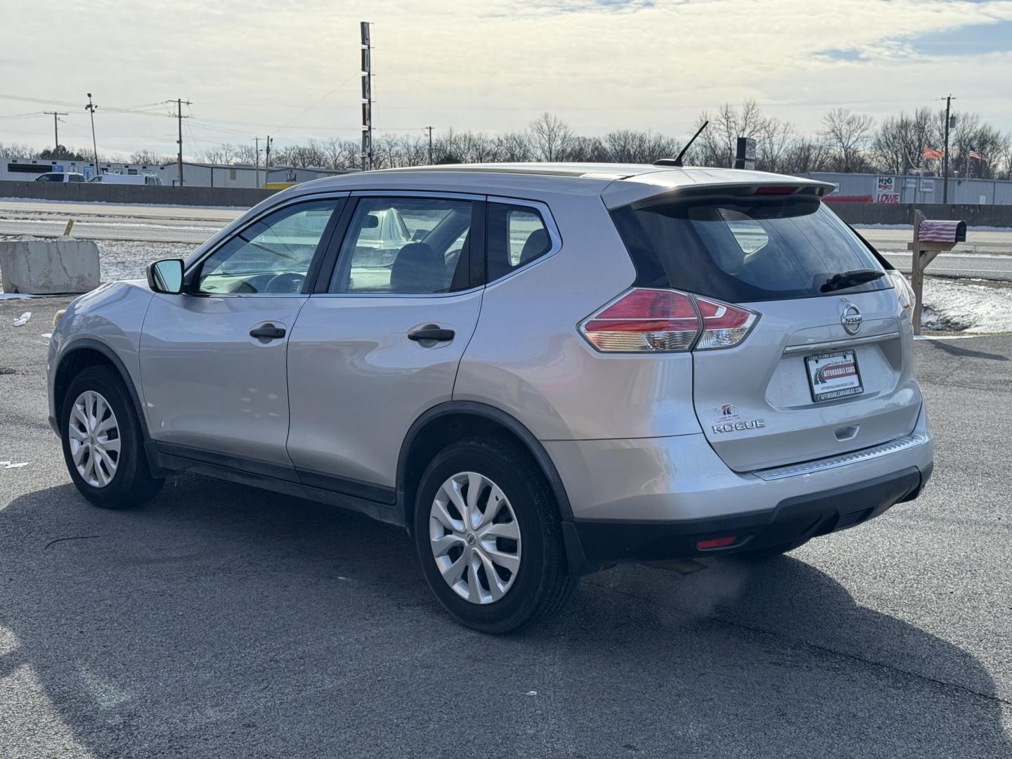 2016 Silver Nissan Rogue (JN8AT2MT7GW) with an 4-Cyl, 2.5 Liter engine, Auto, CVT Xtronic transmission, located at 8008 Warden Rd, Sherwood, AR, 72120, (501) 801-6100, 34.830078, -92.186684 - Photo#5