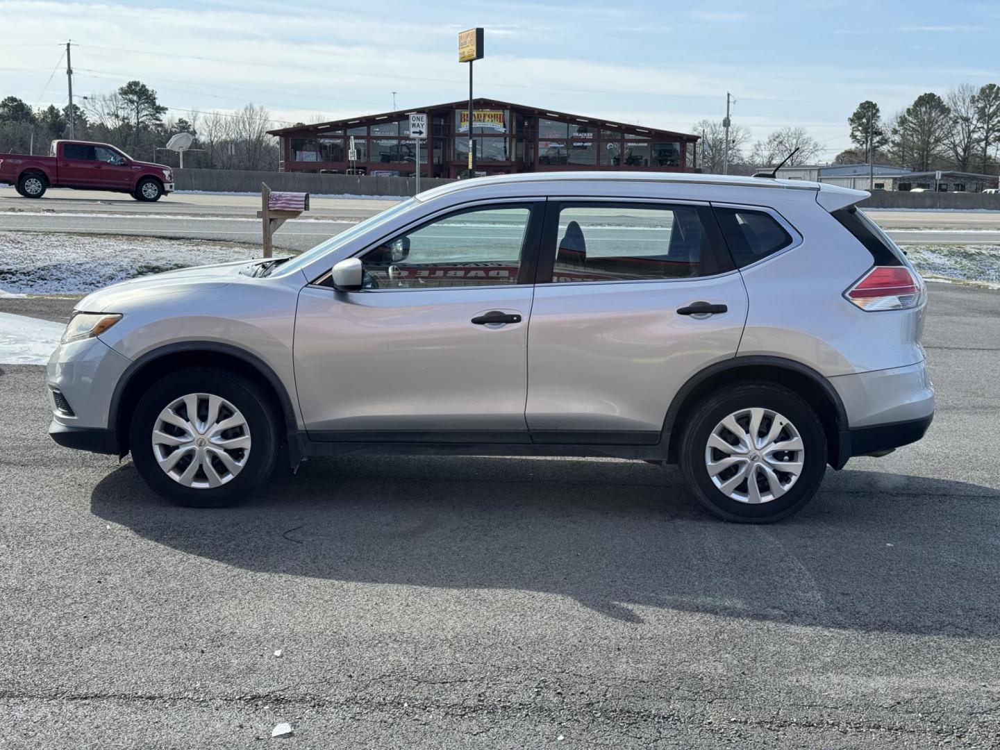 2016 Silver Nissan Rogue (JN8AT2MT7GW) with an 4-Cyl, 2.5 Liter engine, Auto, CVT Xtronic transmission, located at 8008 Warden Rd, Sherwood, AR, 72120, (501) 801-6100, 34.830078, -92.186684 - Photo#4