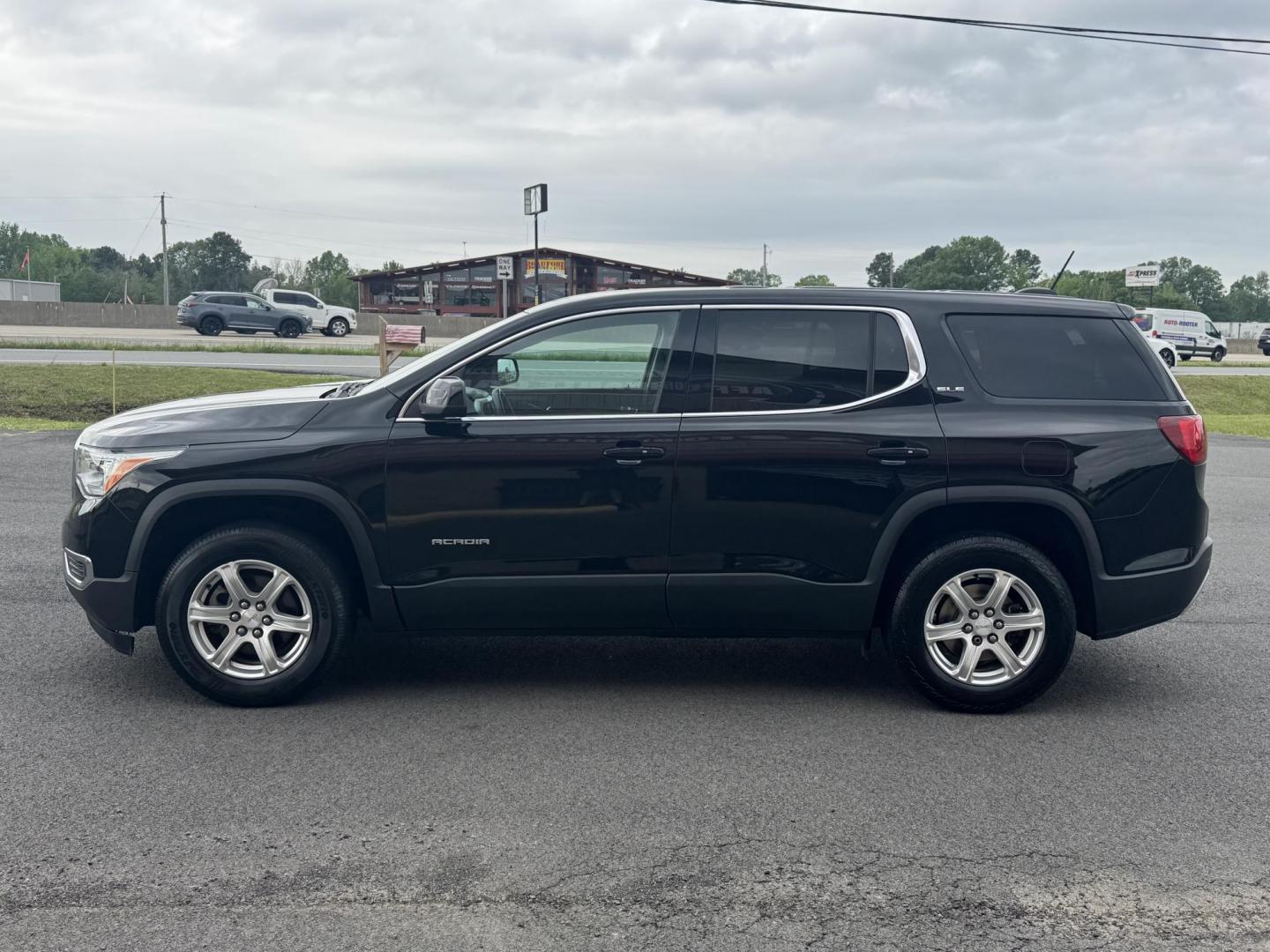 2017 Black GMC Acadia (1GKKNRLA5HZ) with an 4-Cyl, 2.5 Liter engine, Automatic, 6-Spd transmission, located at 8008 Warden Rd, Sherwood, AR, 72120, (501) 801-6100, 34.830078, -92.186684 - Photo#4
