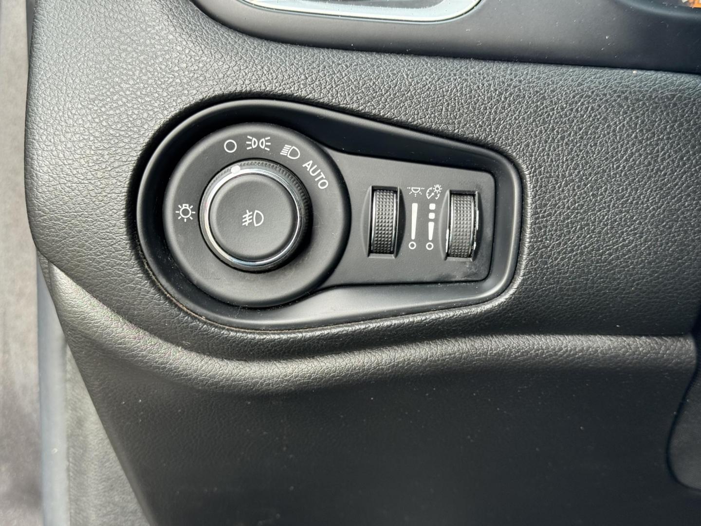2018 Gray Jeep Renegade (ZACCJABB3JP) with an 4-Cyl, MultiAir, 2.4L engine, Automatic, 9-Spd transmission, located at 8008 Warden Rd, Sherwood, AR, 72120, (501) 801-6100, 34.830078, -92.186684 - Photo#14