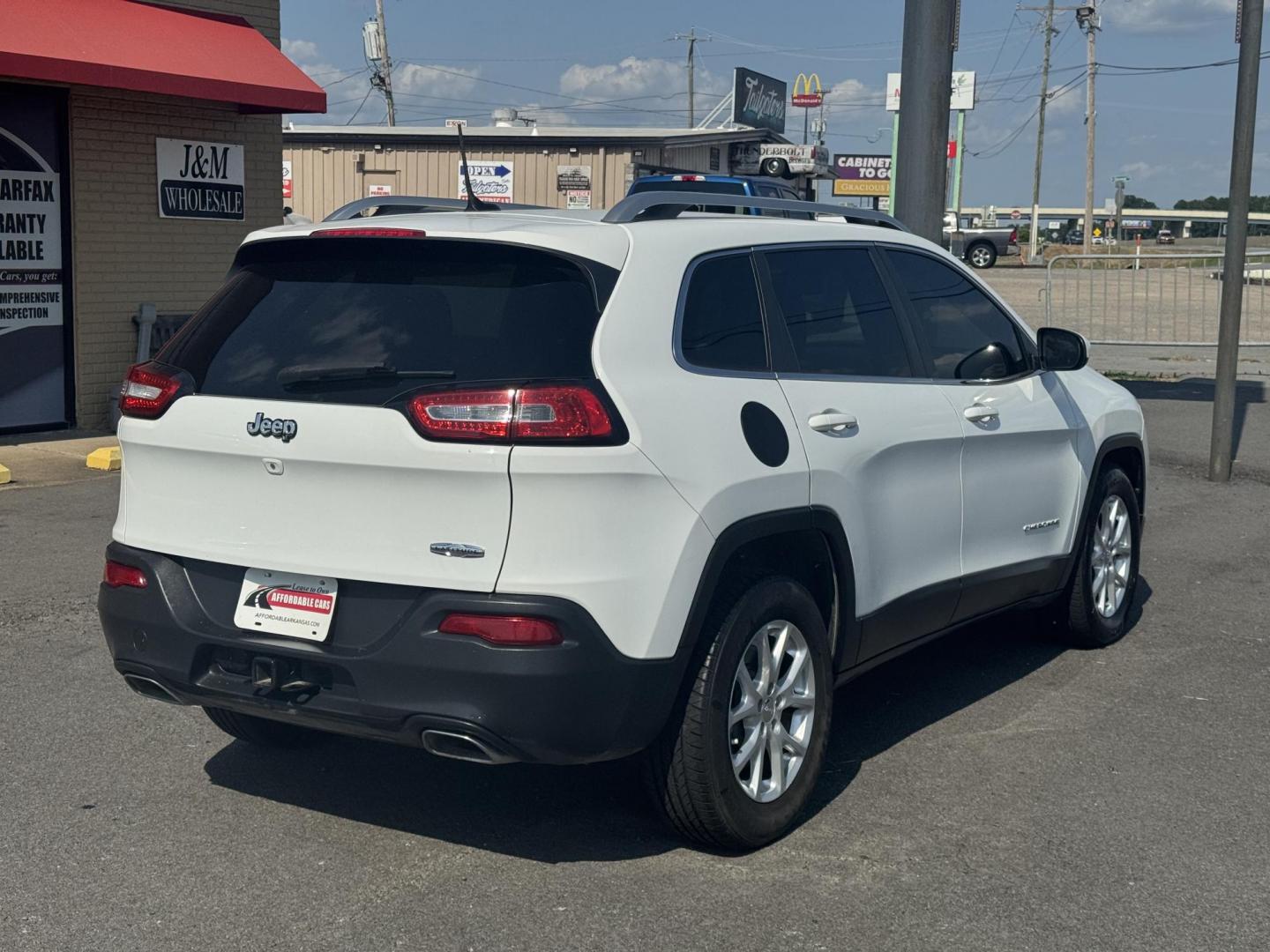 2015 White Jeep Cherokee (1C4PJLCS4FW) with an V6, 3.2 Liter engine, Automatic, 9-Spd transmission, located at 8008 Warden Rd, Sherwood, AR, 72120, (501) 801-6100, 34.830078, -92.186684 - Photo#7
