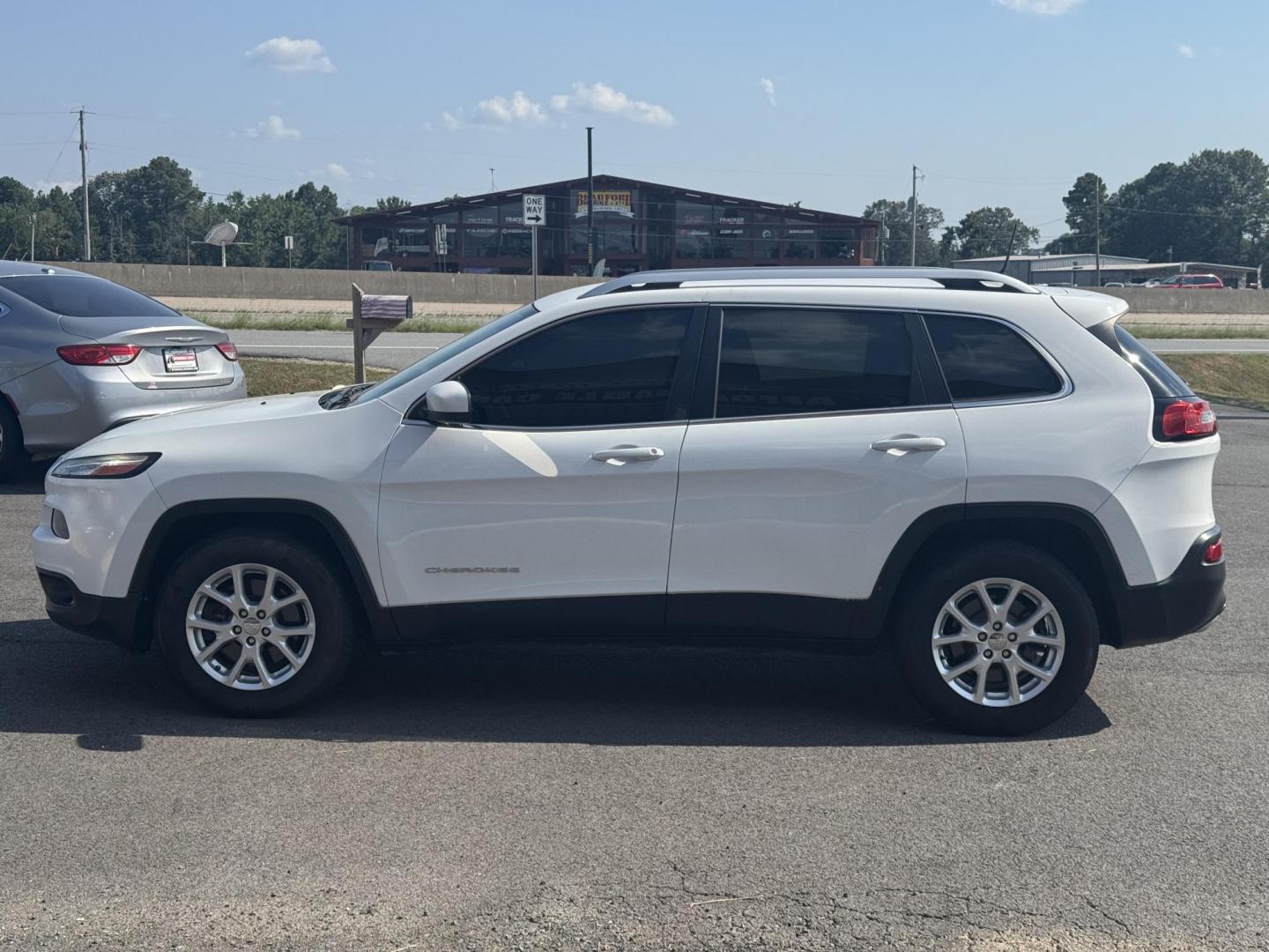 2015 White Jeep Cherokee (1C4PJLCS4FW) with an V6, 3.2 Liter engine, Automatic, 9-Spd transmission, located at 8008 Warden Rd, Sherwood, AR, 72120, (501) 801-6100, 34.830078, -92.186684 - Photo#4