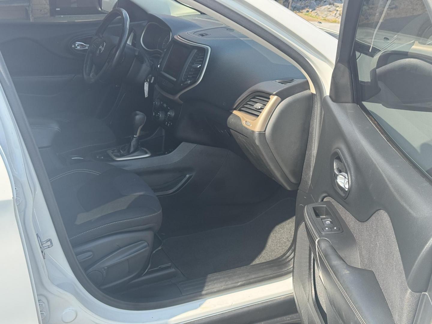 2015 White Jeep Cherokee (1C4PJLCS4FW) with an V6, 3.2 Liter engine, Automatic, 9-Spd transmission, located at 8008 Warden Rd, Sherwood, AR, 72120, (501) 801-6100, 34.830078, -92.186684 - Photo#8
