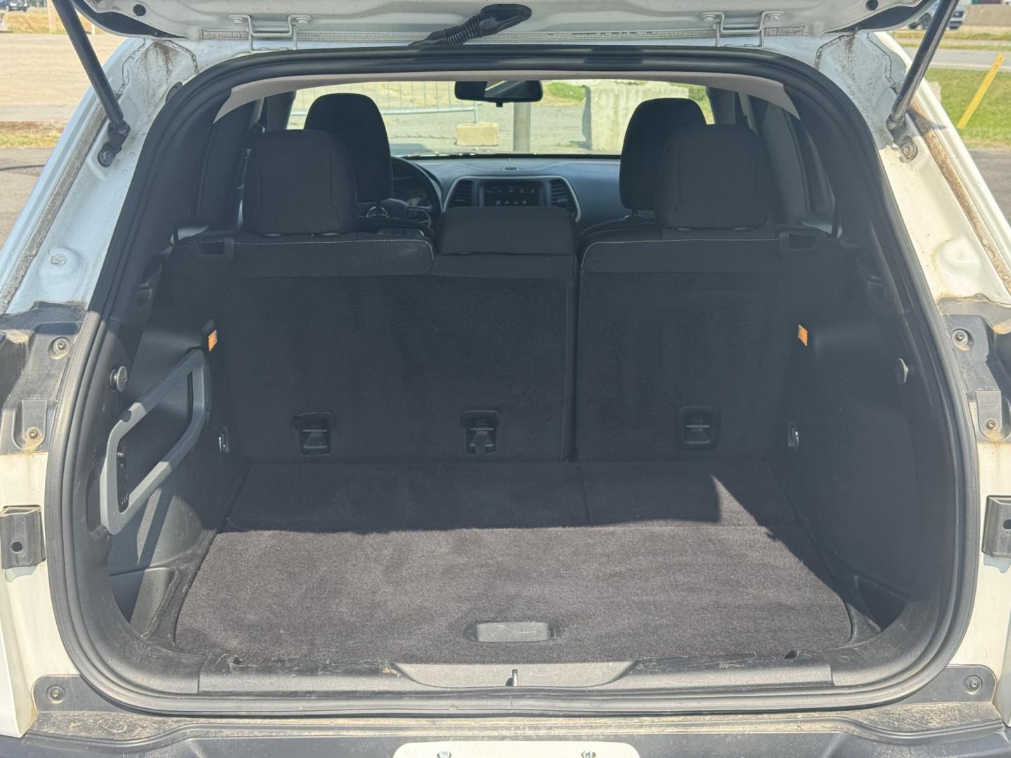 2015 White Jeep Cherokee (1C4PJLCS4FW) with an V6, 3.2 Liter engine, Automatic, 9-Spd transmission, located at 8008 Warden Rd, Sherwood, AR, 72120, (501) 801-6100, 34.830078, -92.186684 - Photo#10