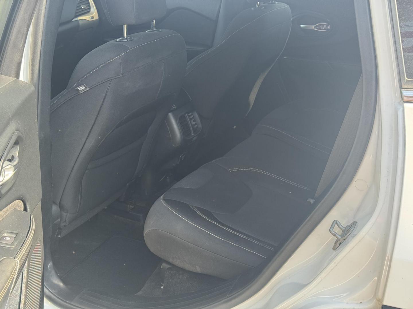 2015 White Jeep Cherokee (1C4PJLCS4FW) with an V6, 3.2 Liter engine, Automatic, 9-Spd transmission, located at 8008 Warden Rd, Sherwood, AR, 72120, (501) 801-6100, 34.830078, -92.186684 - Photo#11