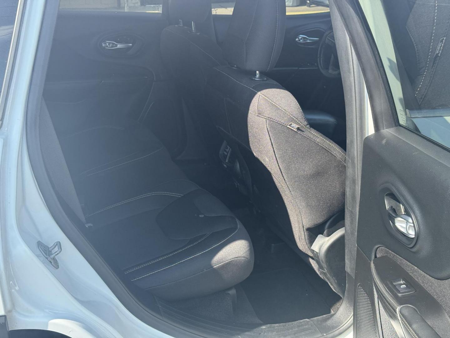 2015 White Jeep Cherokee (1C4PJLCS4FW) with an V6, 3.2 Liter engine, Automatic, 9-Spd transmission, located at 8008 Warden Rd, Sherwood, AR, 72120, (501) 801-6100, 34.830078, -92.186684 - Photo#9