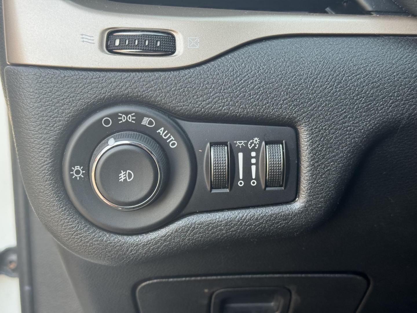 2015 White Jeep Cherokee (1C4PJLCS4FW) with an V6, 3.2 Liter engine, Automatic, 9-Spd transmission, located at 8008 Warden Rd, Sherwood, AR, 72120, (501) 801-6100, 34.830078, -92.186684 - Photo#13